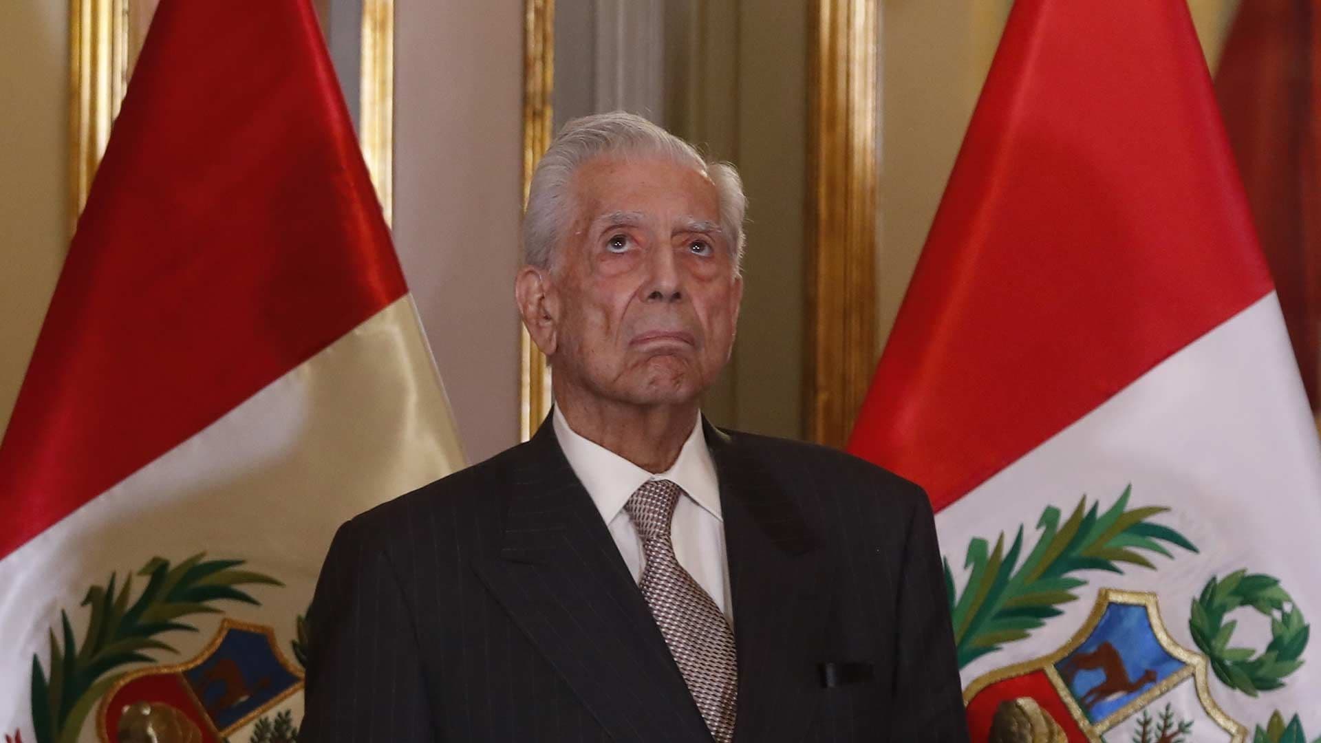 Vargas Llosa es Condecorado por Dina Boluarte