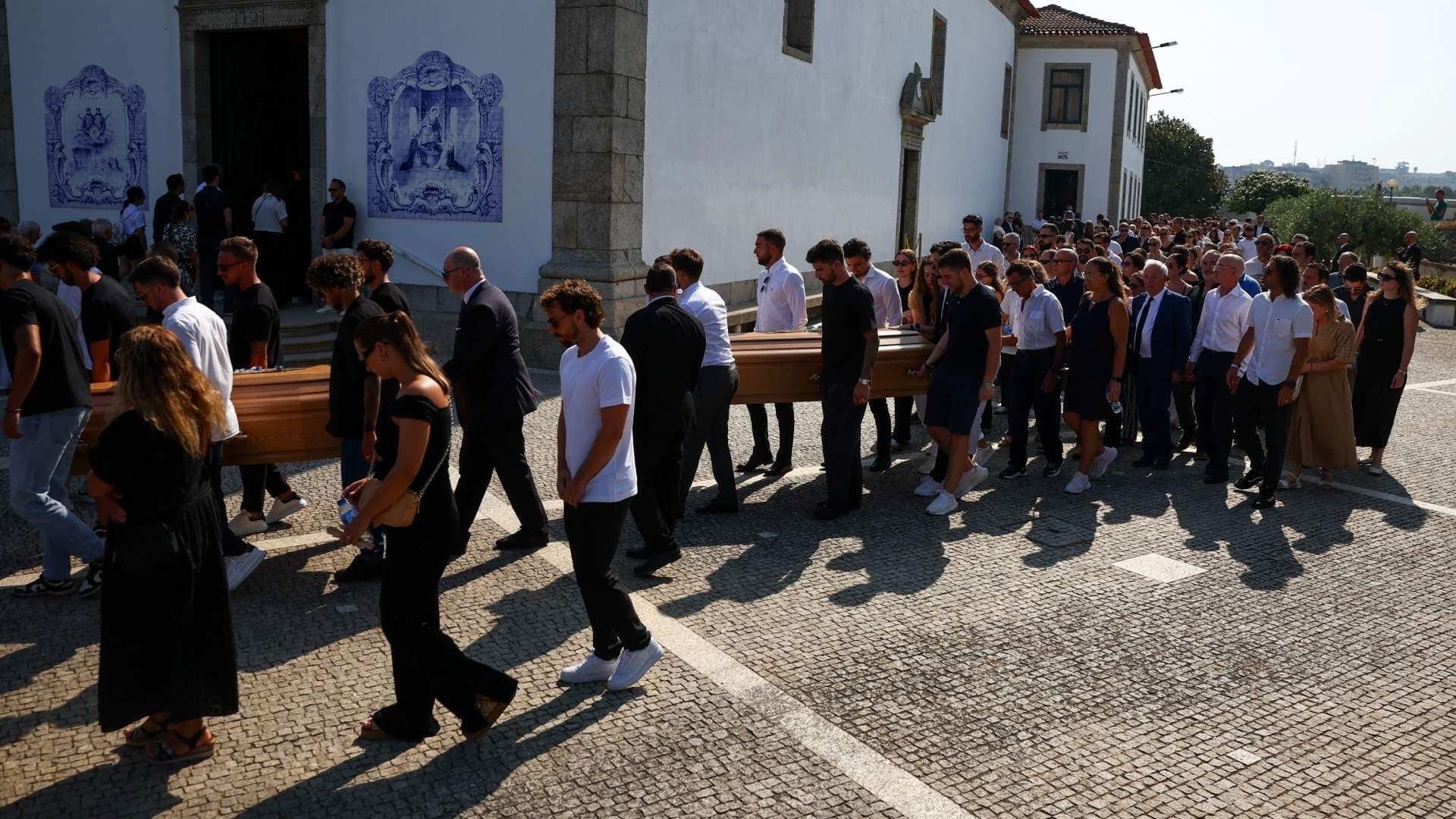 Familiares y Amigos Despiden a Diogo Jota y a André, en Gondomar, Portugal