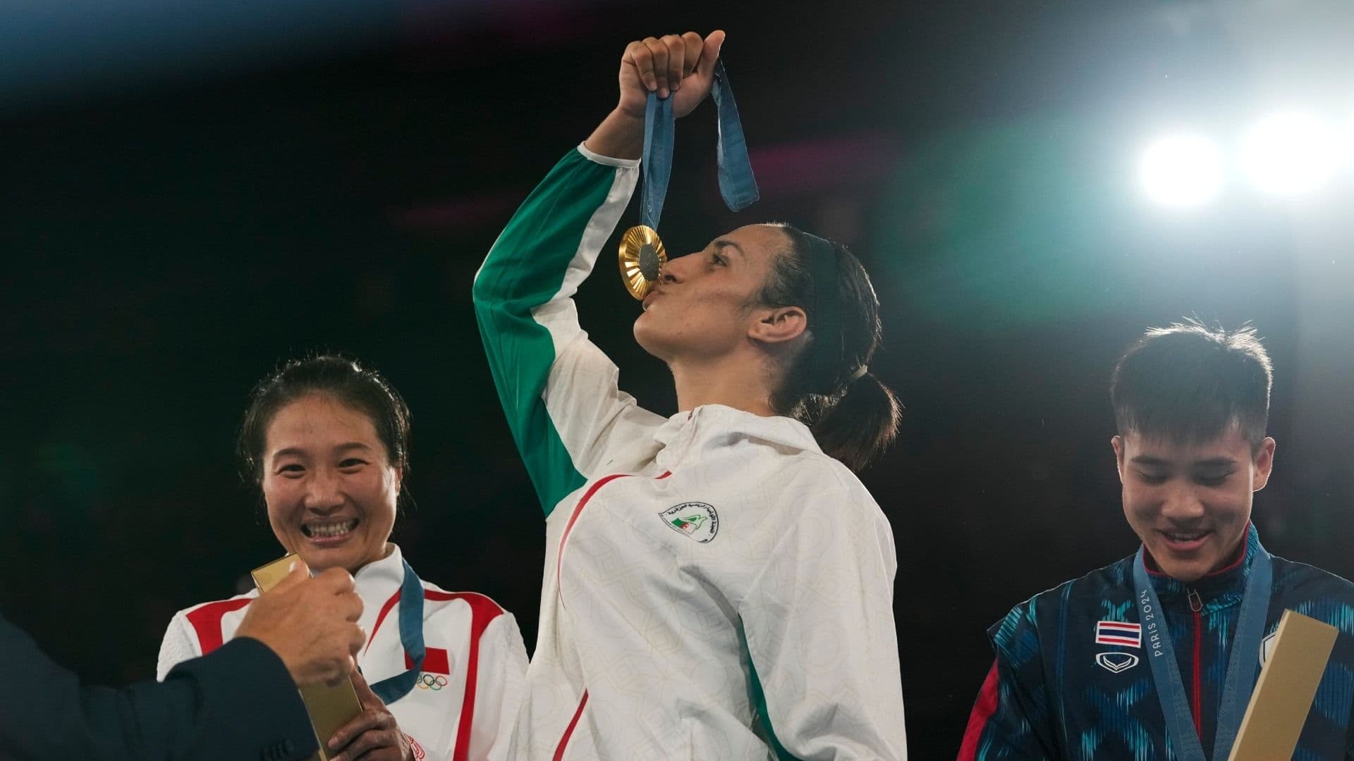 Boxeadora Imane Khelif Responde con el Oro a la Polémica sobre su Género en París 2024