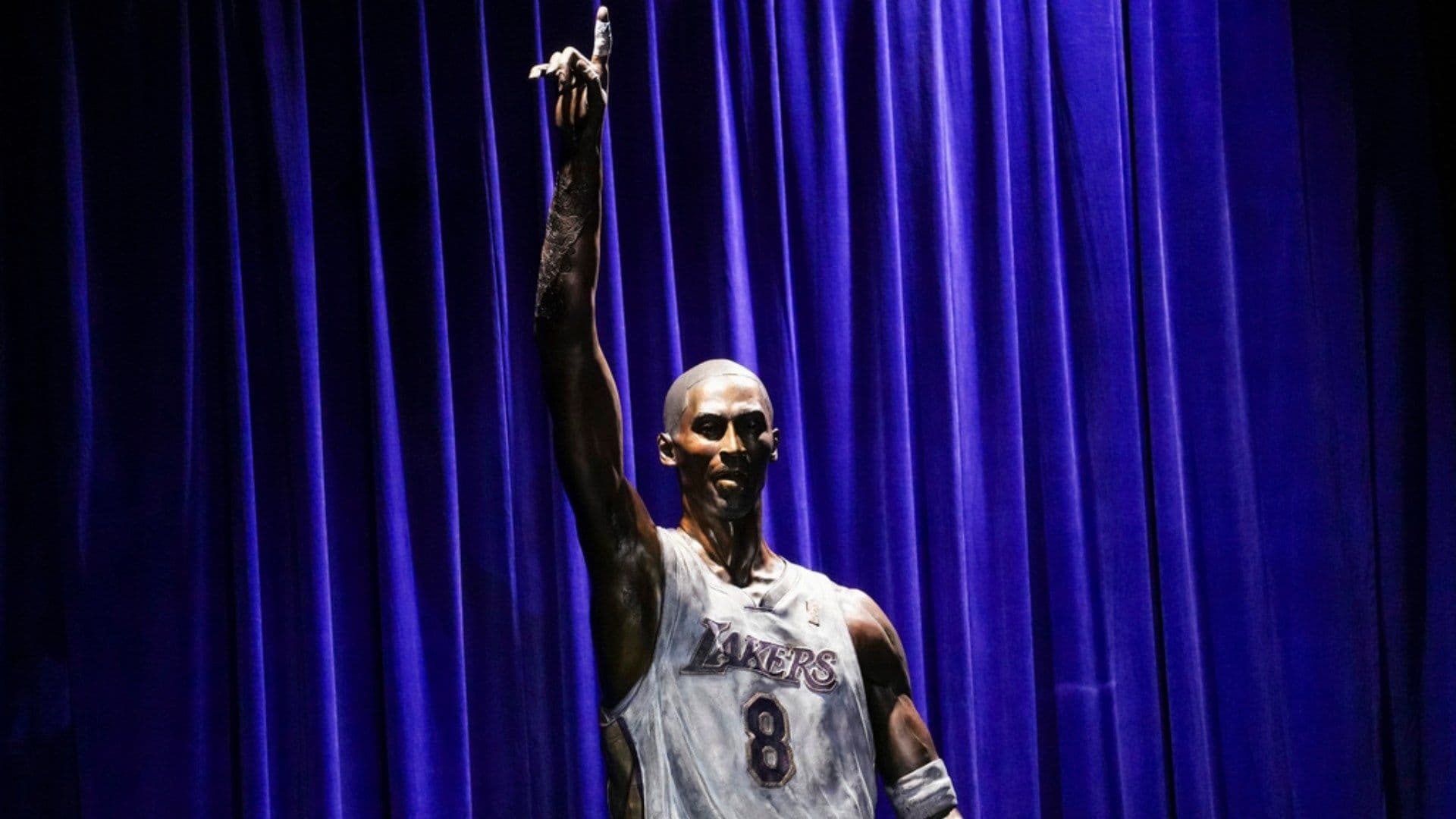 Lakers Develan Estatua de Kobe Bryant en Homenaje a su Trayectoria
