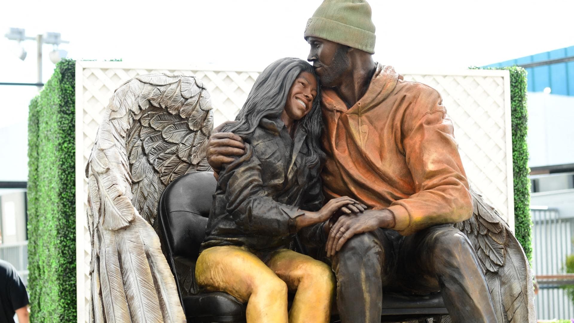 Lakers Develan Nueva Estatua de Kobe Bryant, Esta Vez al Lado de su Hija Gigi