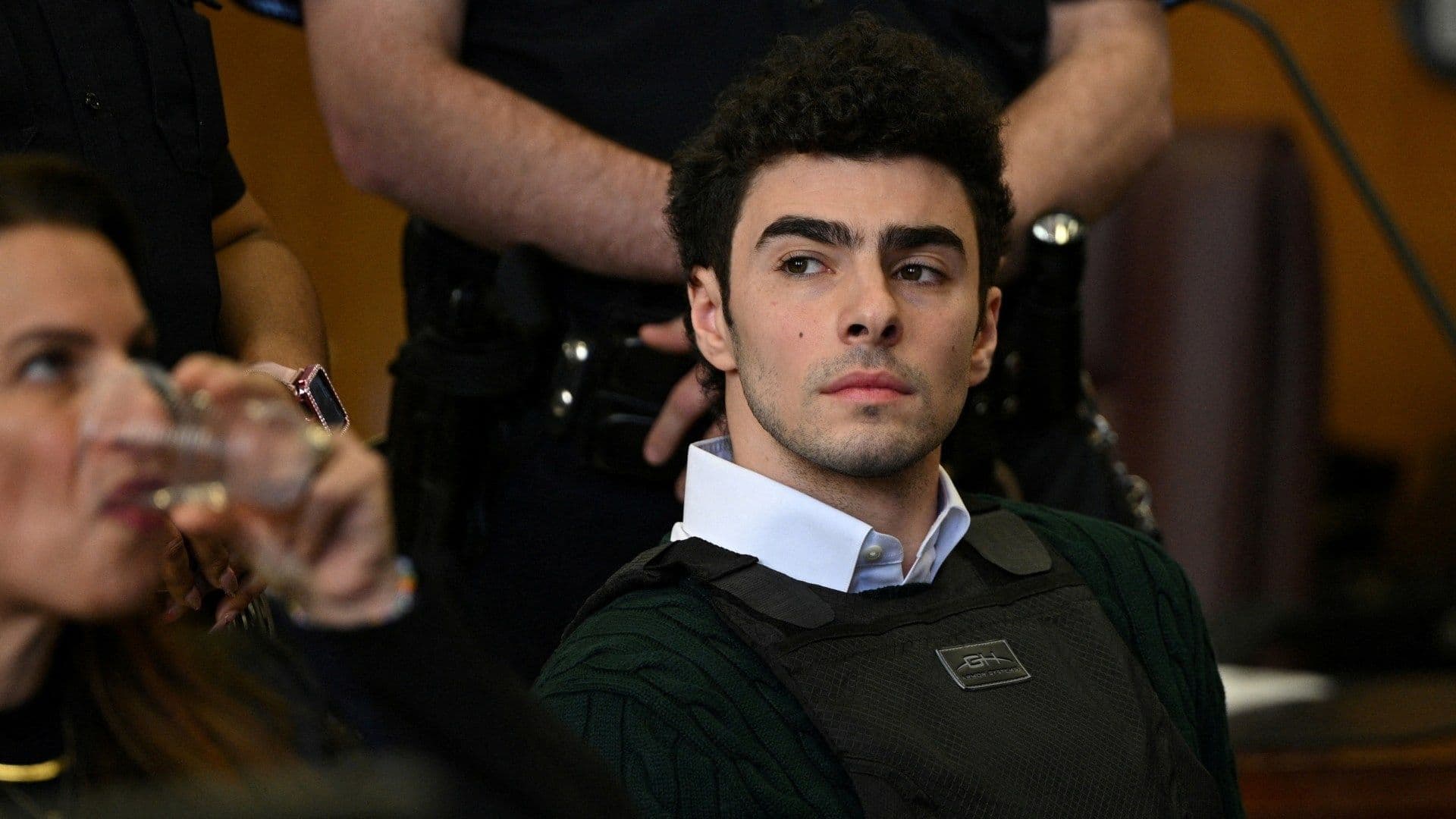 Acusan Formalmente a Luigi Mangione de Asesinato con Arma de Fuego y Otros tres Cargos