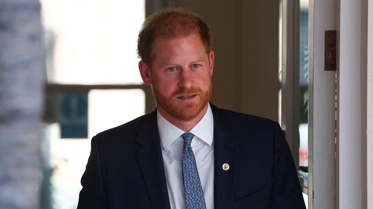Príncipe Harry Visita Sorpresivamente la Capilla Donde Está Sepultada la Reina Isabel