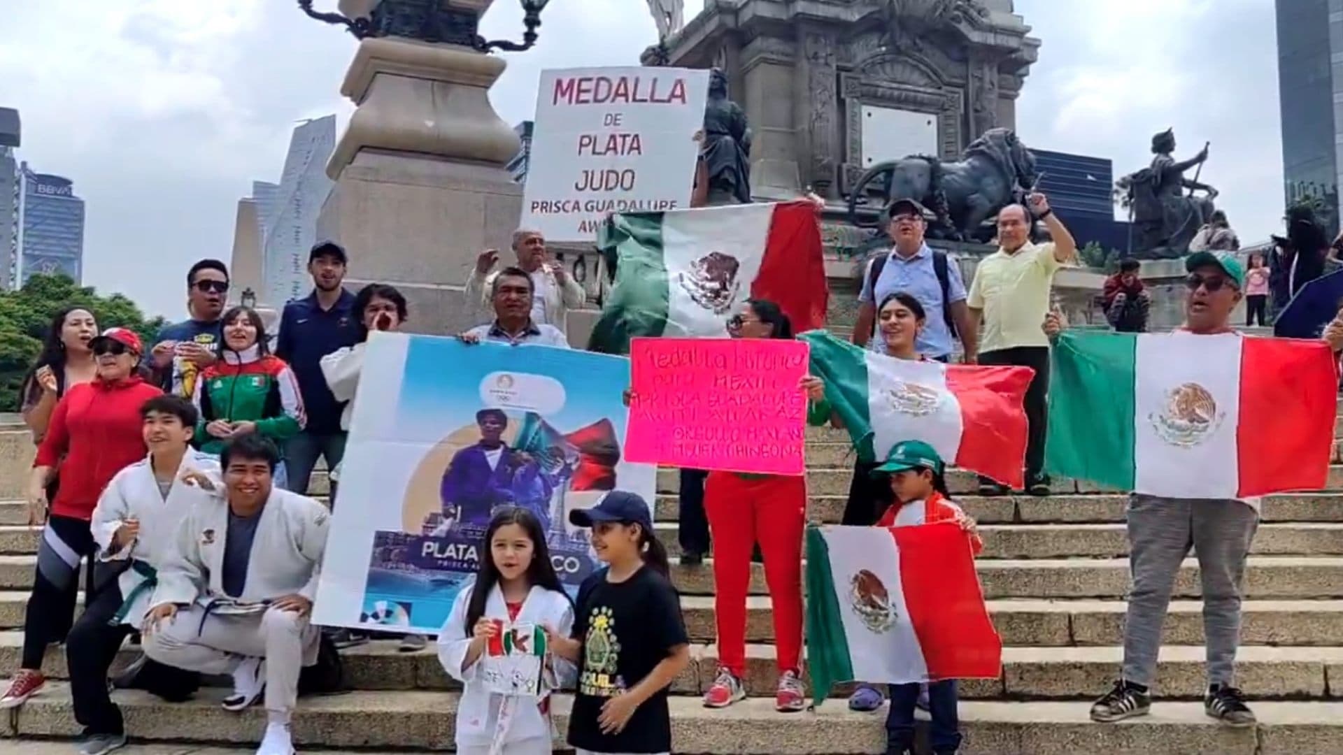 Judocas Mexicanos y Aficionados Festejan Plata de Prisca Awiti en el Ángel de la Independencia