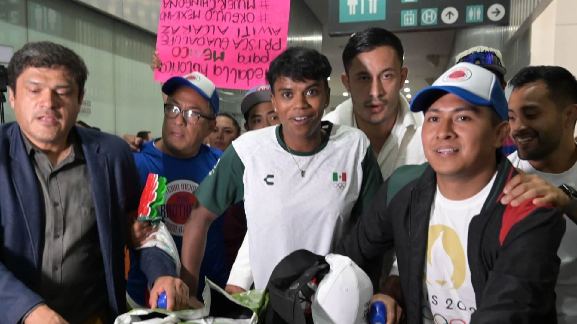 Regreso Triunfal: Reciben con Porras a Prisca Awiti a su Llegada a México desde París