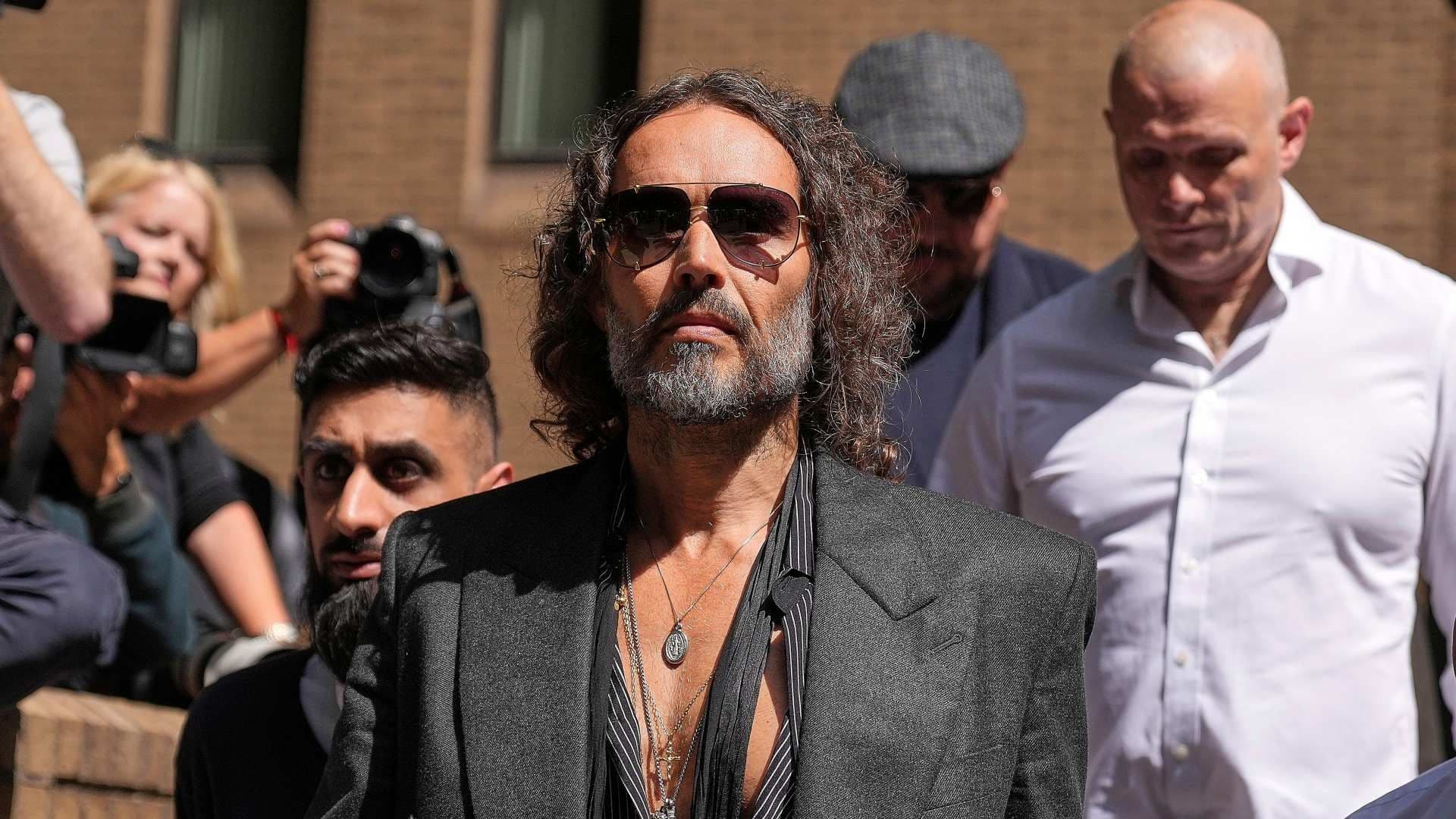 Acusan al Actor Russell Brand de 2 Nuevos Delitos Sexuales: Esto Pasó en su Comparecencia