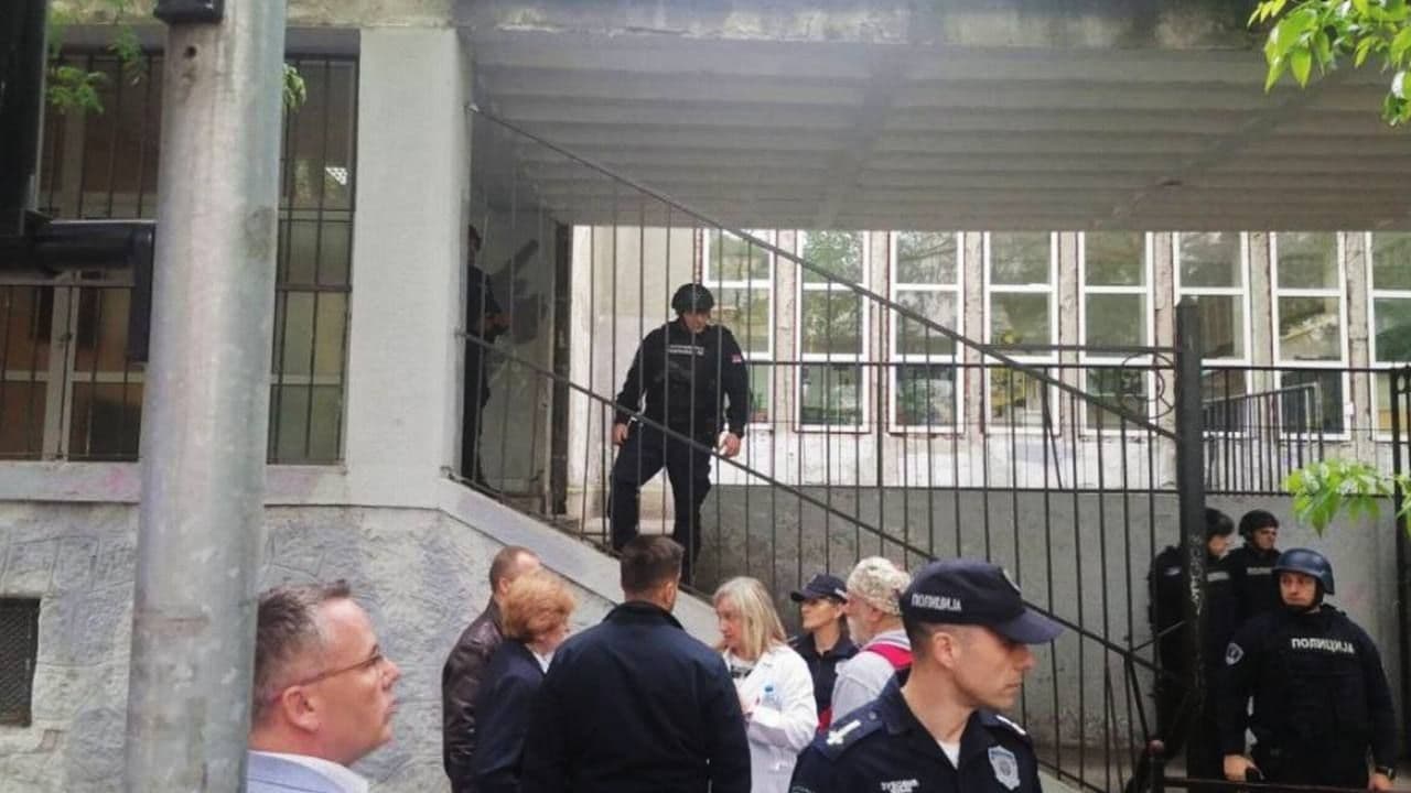 Adolescente Dispara Contra Alumnos en Primaria de Belgrado