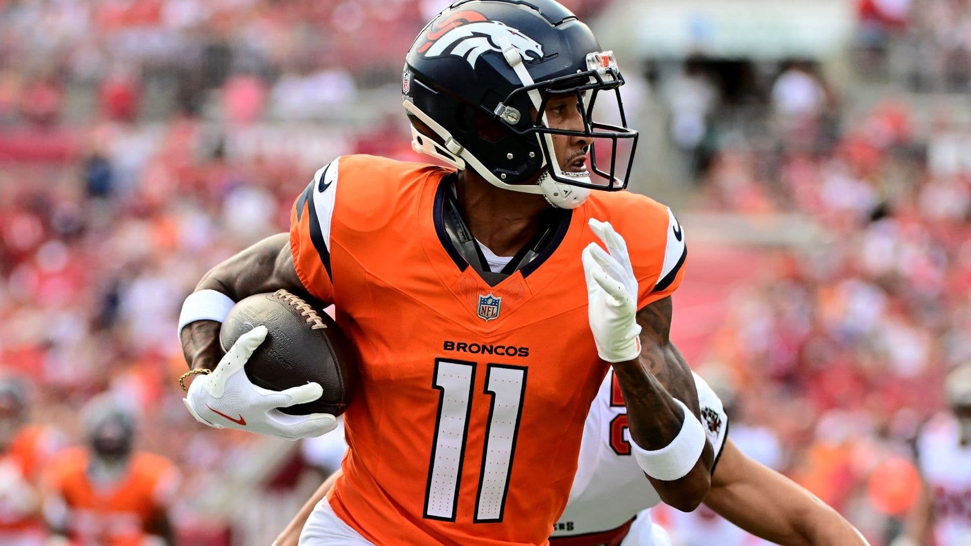 Hieren en Brazo y Cuello a Jugador de los Broncos de Denver, en Tiroteo Afuera de un Bar