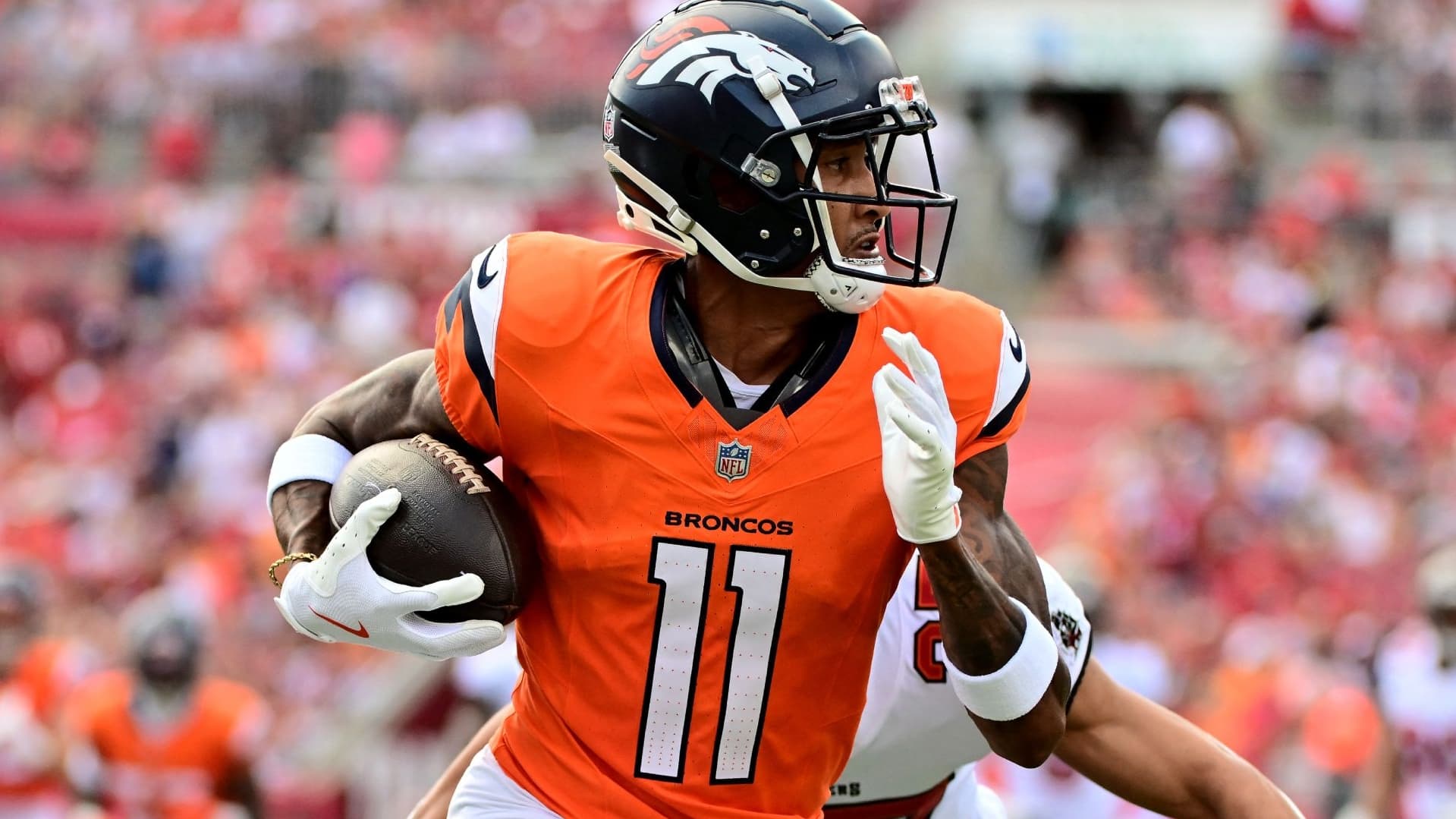 Hieren en Brazo y Cuello a Jugador de los Broncos de Denver, en Tiroteo Afuera de un Bar