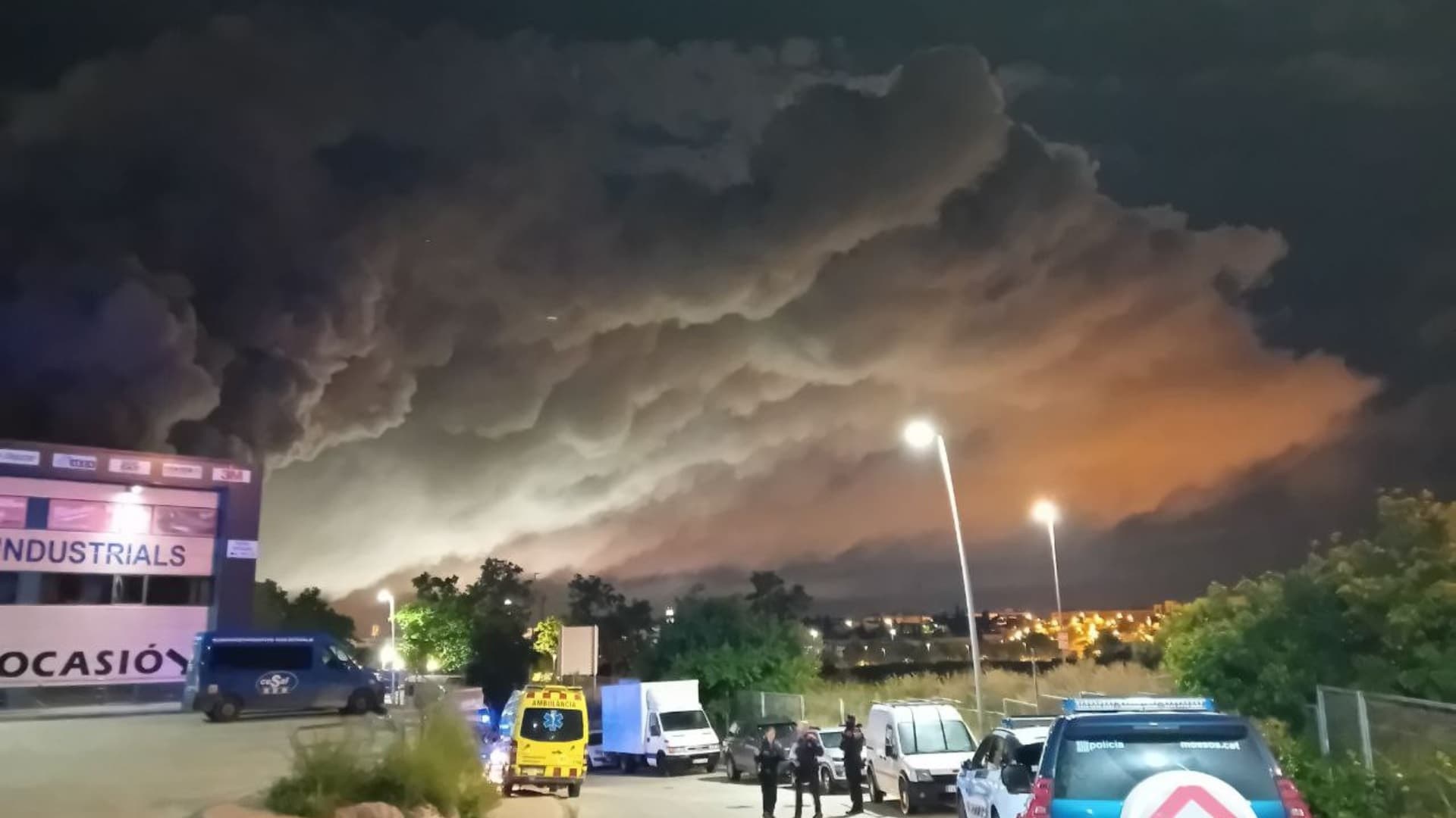 Incendio Provoca Emergencia Química en Cataluña: Miles Fueron Confinados por Nube Tóxica