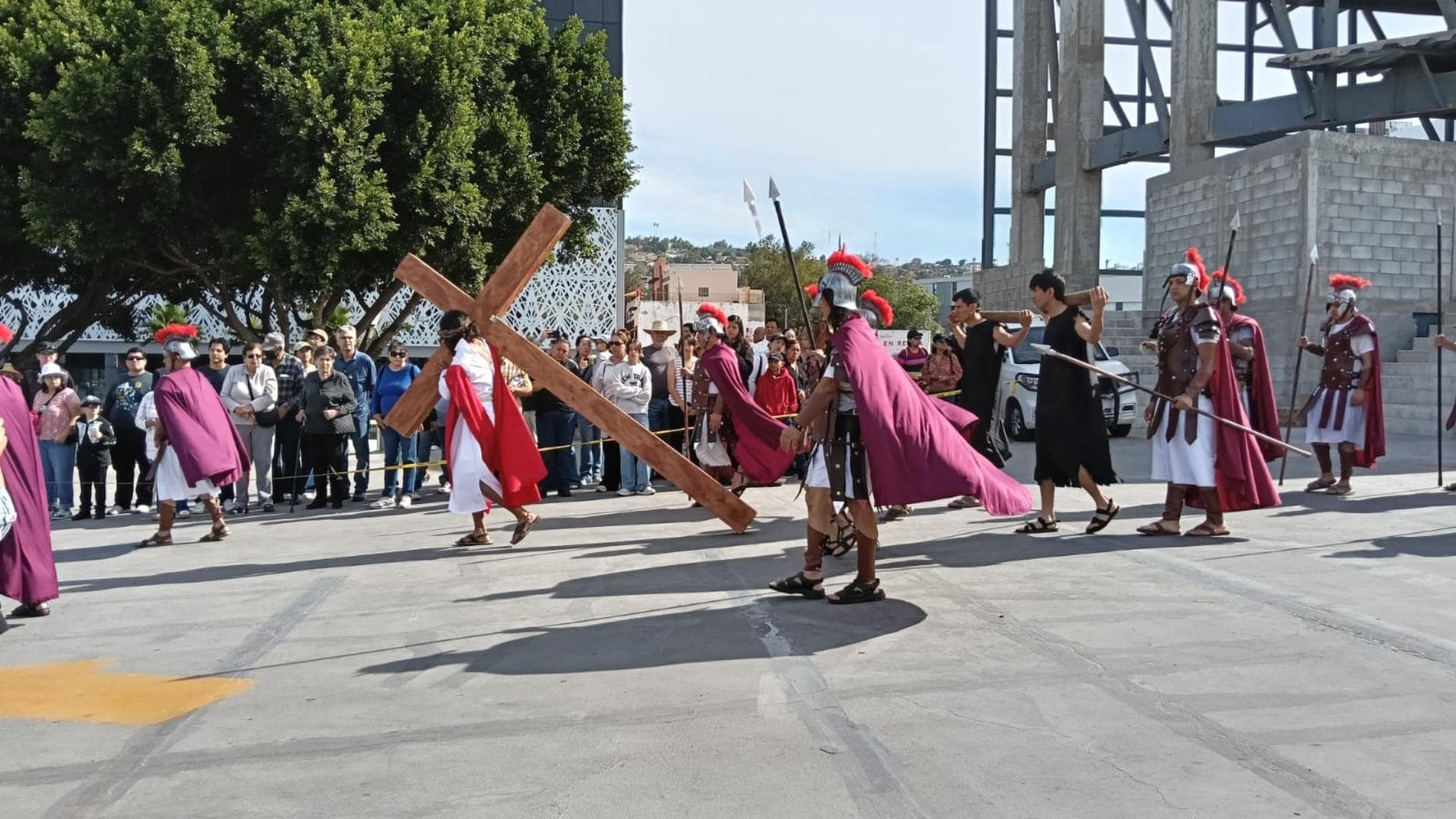 Realizan Viacrucis en Catedral Metropolitana de Tijuana con Cientos de Feligreses