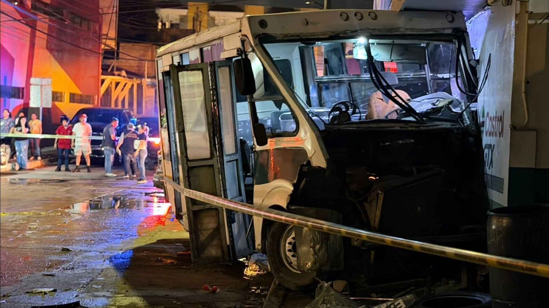 Accidente Entre Microbús y Auto en Colonia Tolteca de Tampico Deja Más de 20 Lesionados