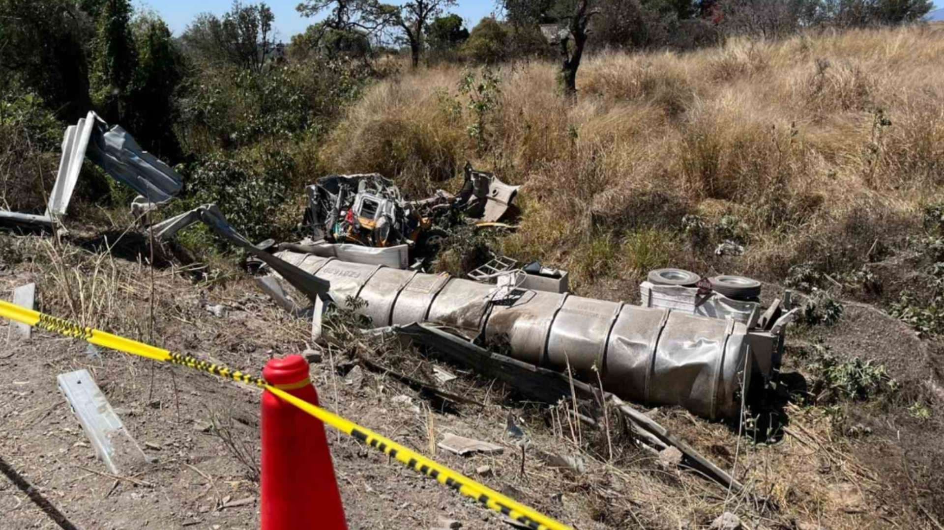Chofer Muere Tras Volcar en Pipa Cargada con 34 Mil Litros de Diésel en El Arenal, Jalisco