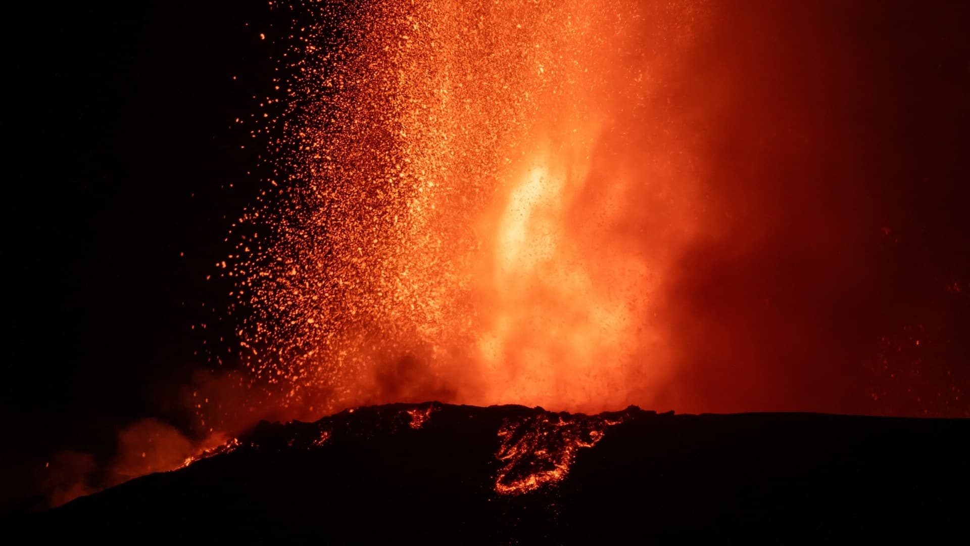 Se Intensifica la Erupción del Volcán Etna y Arroja Gran Columna de Ceniza