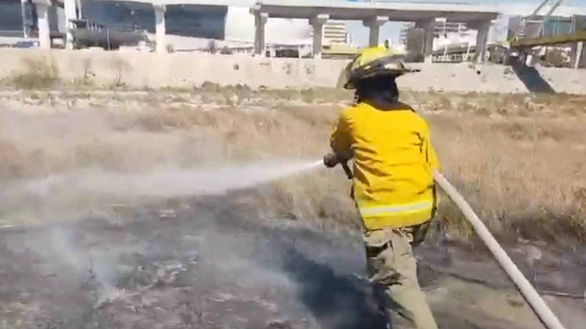 Incendio en Río Santa Catarina Genera Movilización de Cuerpos de Emergencia en Monterrey