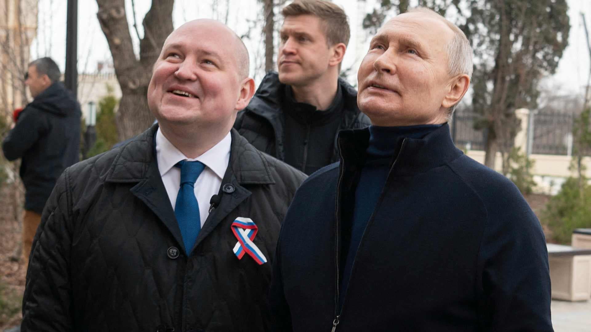 Putin Llega a la Ciudad de Mariúpol tras Visitar Crimea