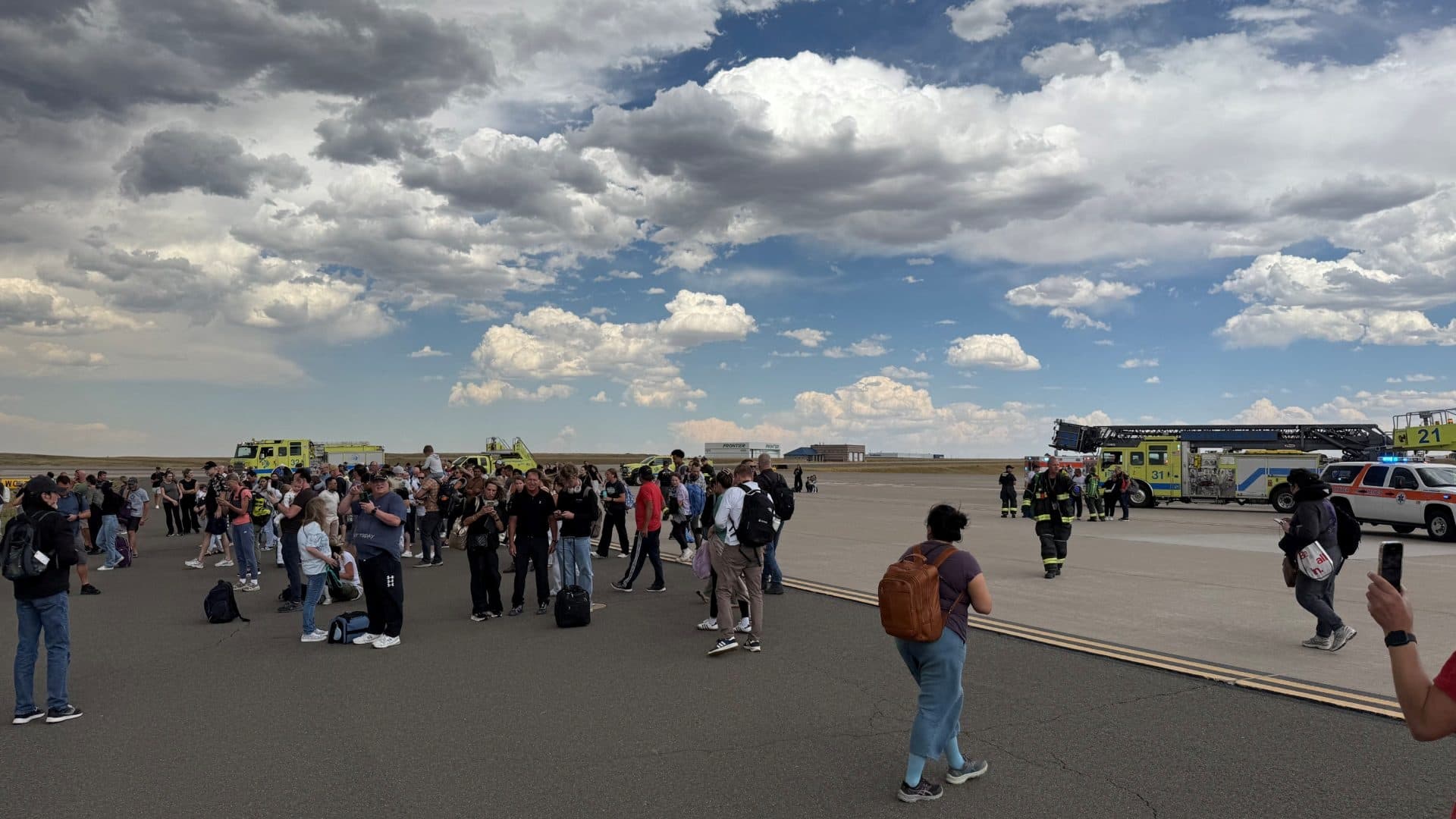 Evacúan Vuelo de American Airlines en Denver Tras Incendio por Falla Mecánica