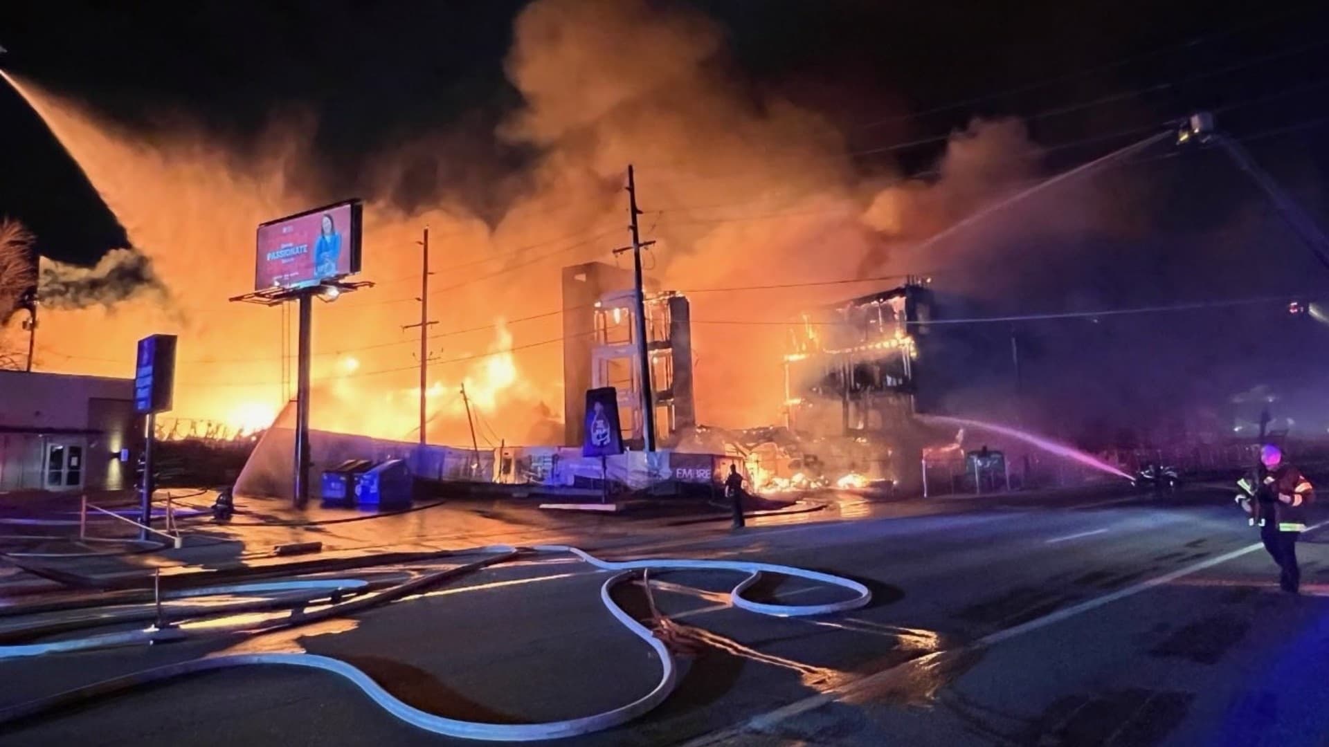 Un Bombero Herido Tras Incendio de Edificio Frente al Consulado de México en Denver