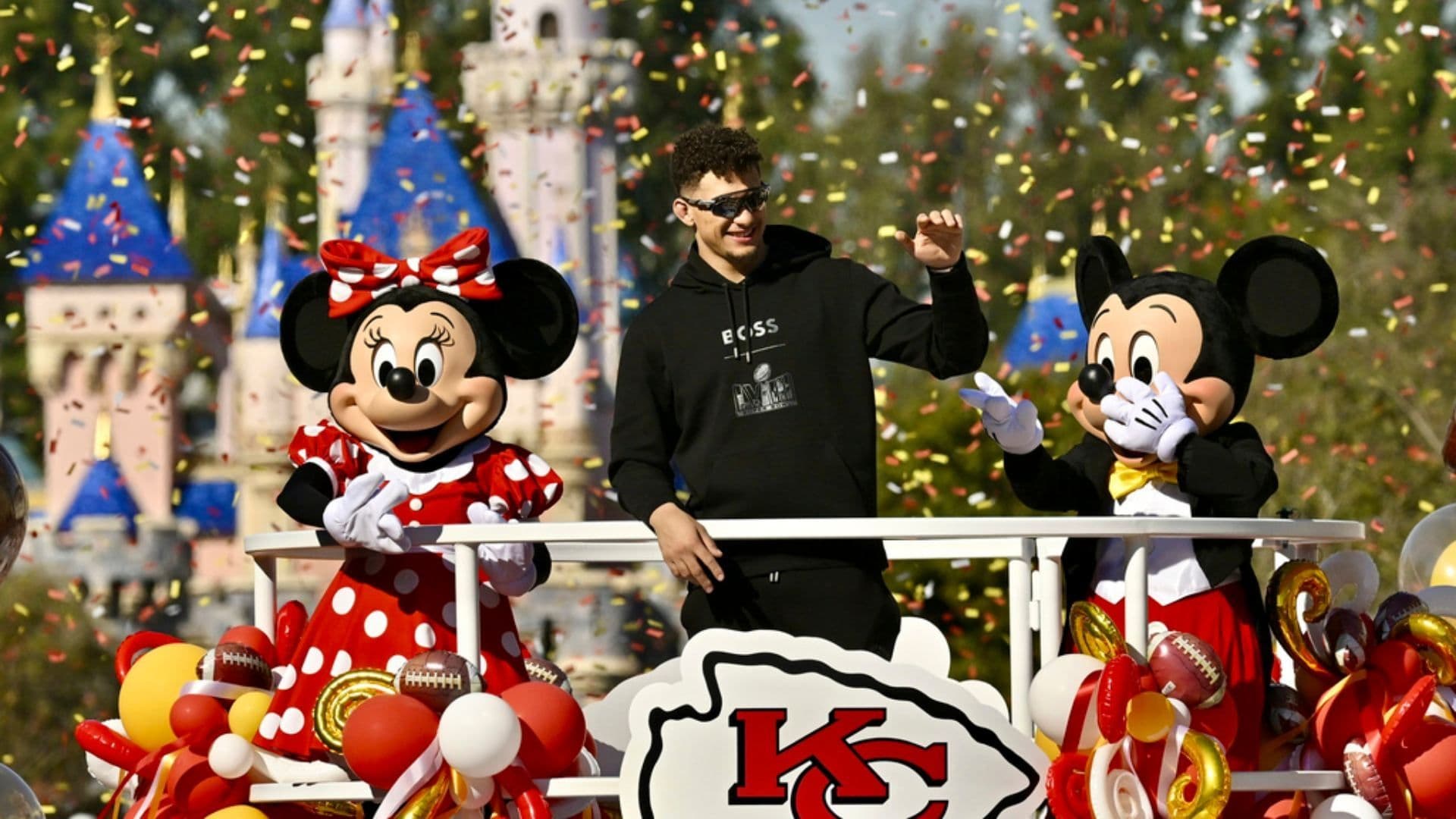 Patrick Mahomes Celebra su Tercer Título de Super Bowl en Disneylandia