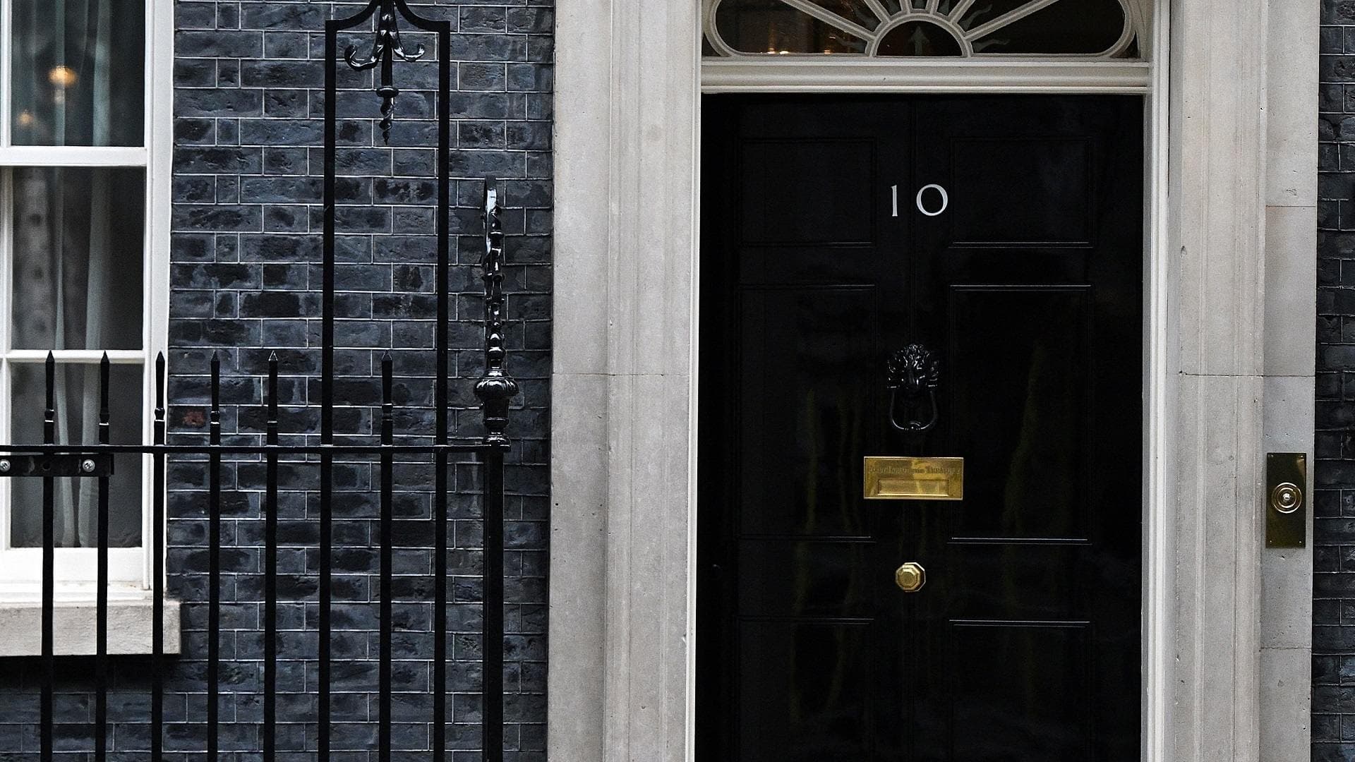 Fracasa Subasta de Puerta de Downing Street en 'The Crown'; No Logra Recaudación Esperada