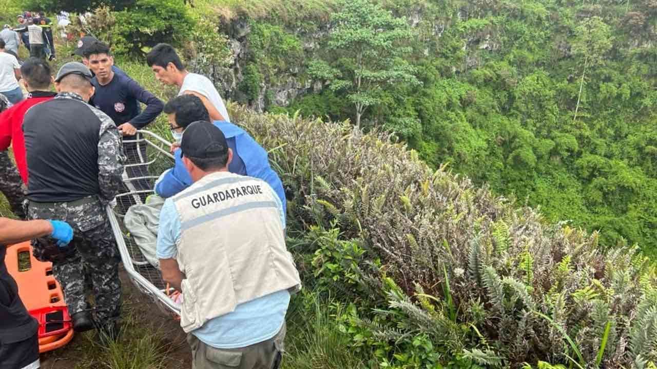 Niño Cae a Cráter de Islas Galápagos en Ecuador