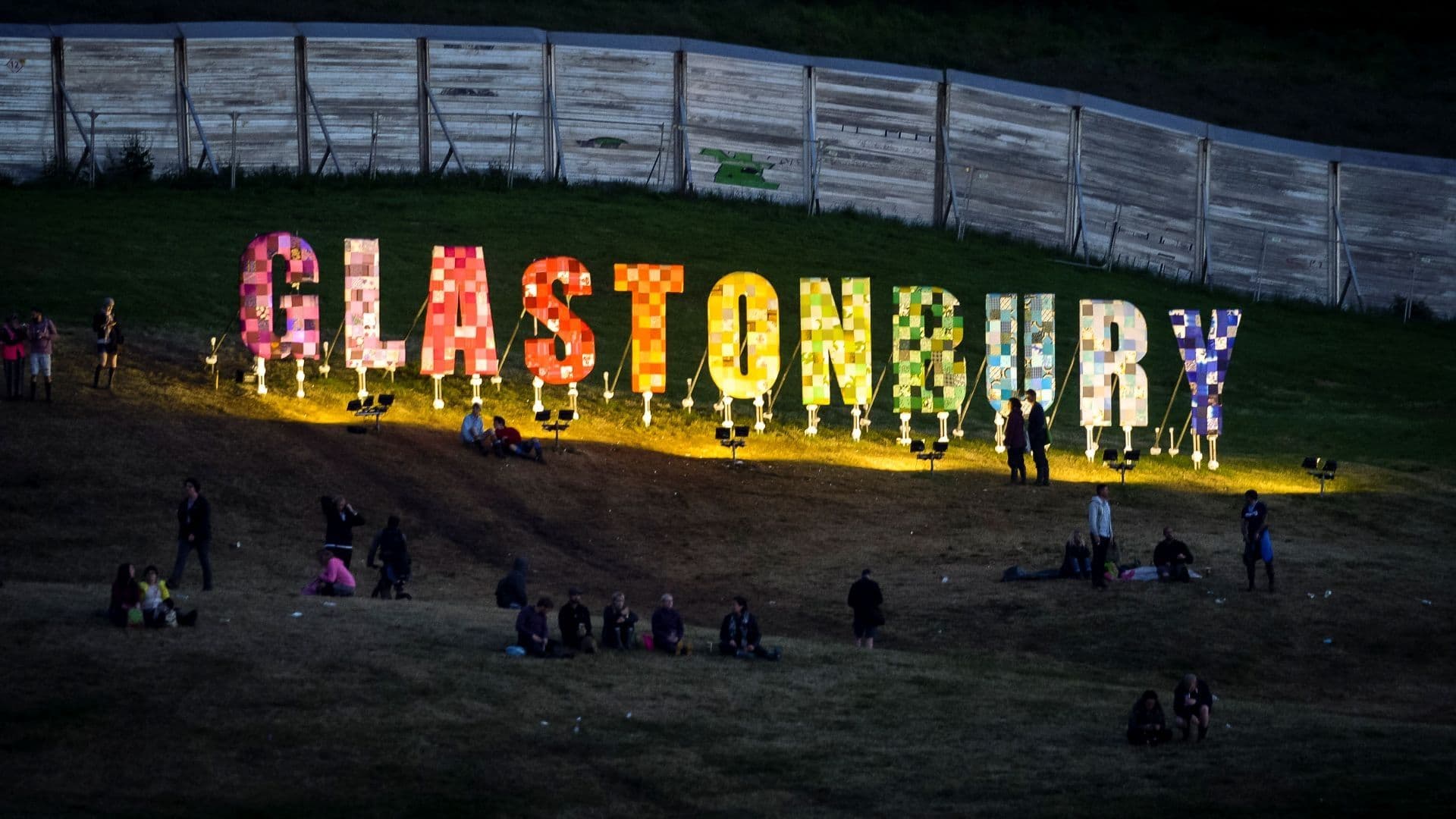 Presentan Cartel del Festival de Glastonbury 2025 con Diseño de Stanley Donwood: ¿Quién Es?