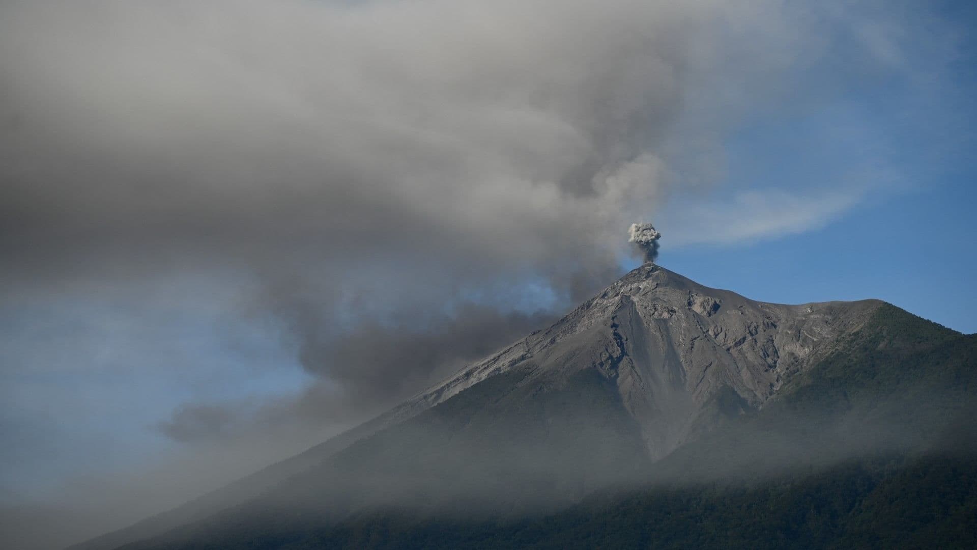 Guatemala Cierra Aeropuerto por Erupción de Volcán de Fuego