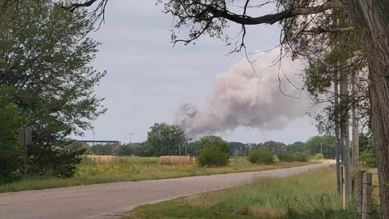 Explosión de Vagones de Tren con Químicos Libera Humo Tóxico en Nebraska