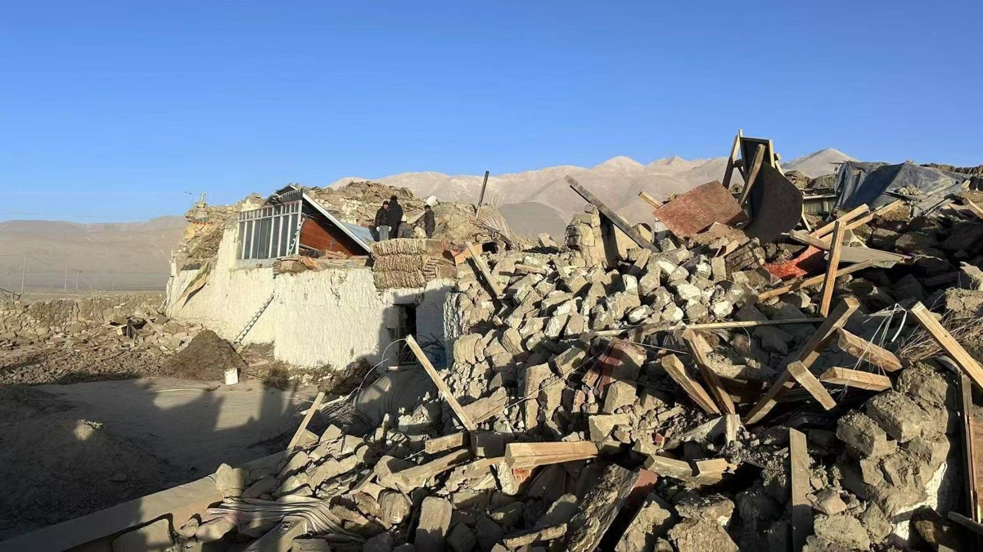 Sismo de Gran Magnitud Sacude al Tíbet y También a Nepal; Reportan 126 Muertos