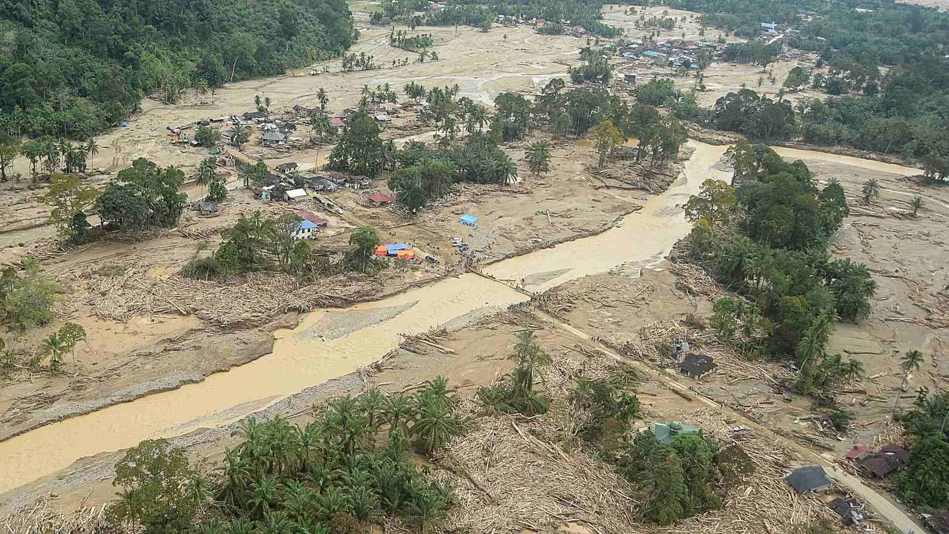 Inundaciones y Deslaves Azotan Indonesia: Sumatra, la Más Afectada con Más de 700 Muertos