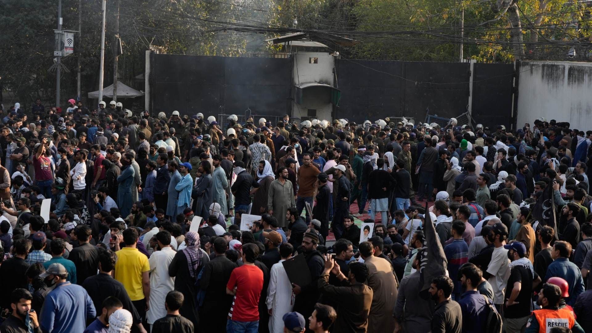 Violentos Disturbios en Pakistán Dejan 22 Muertos Tras Asesinato del Ayatolá Alí Jamenei