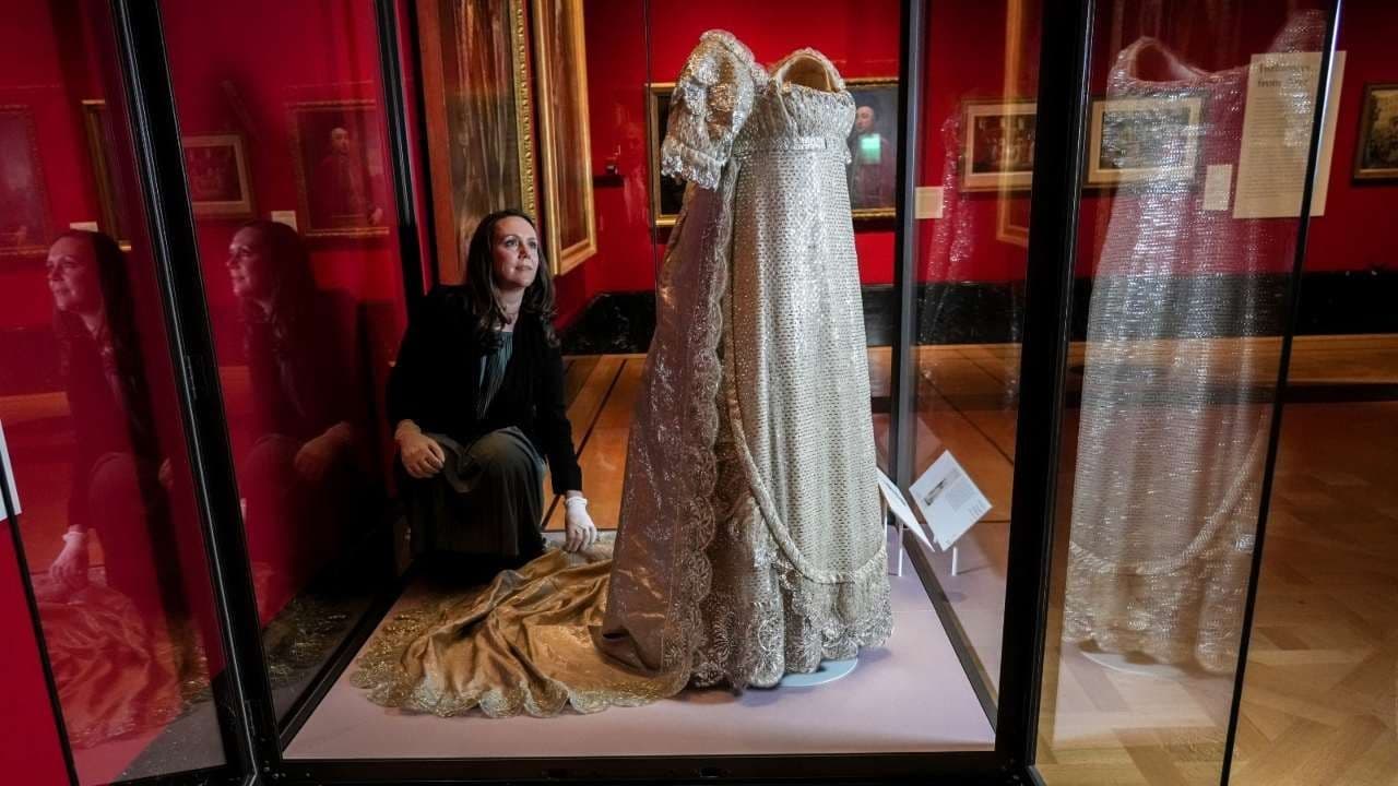 Palacio de Buckingham Exhibe el Vestido de Novia Más Antiguo de la Monarquía