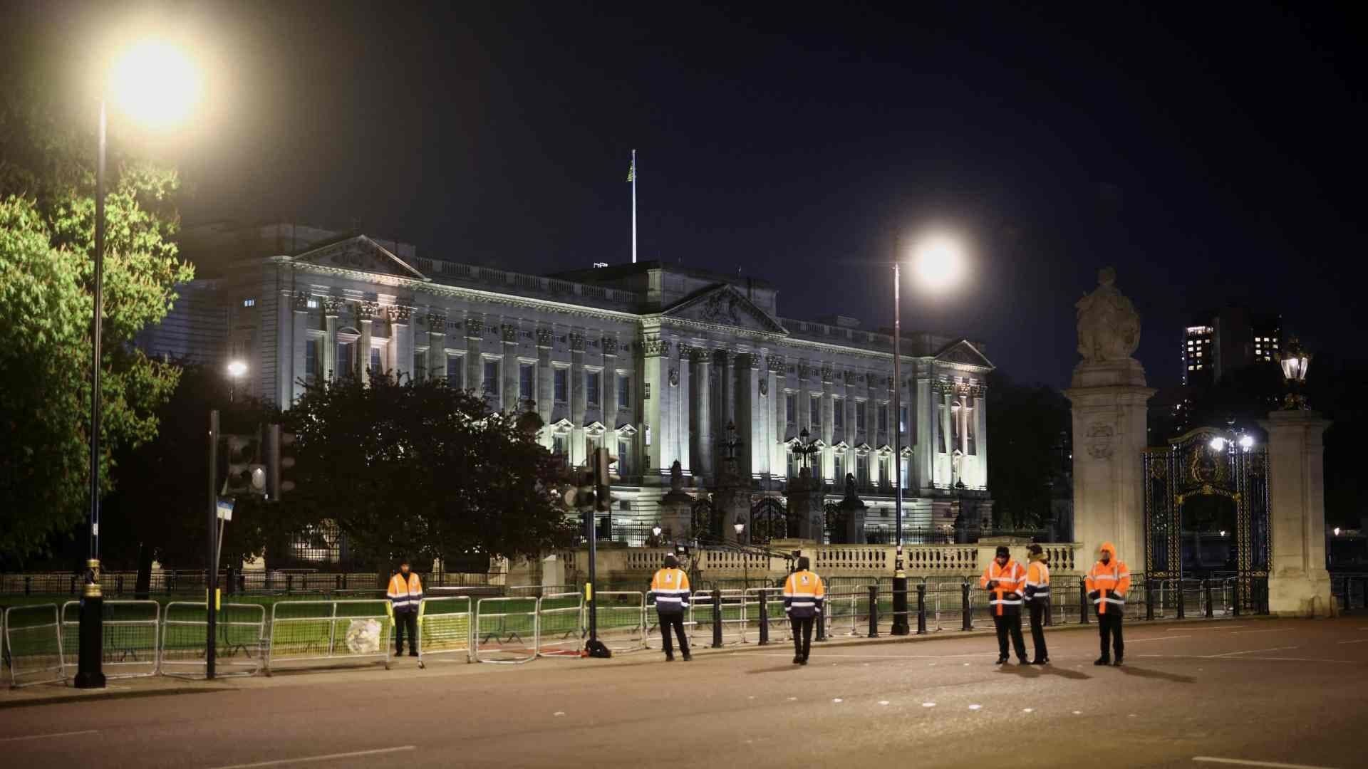 Detienen a Hombre Armado Afuera del Palacio de Buckingham