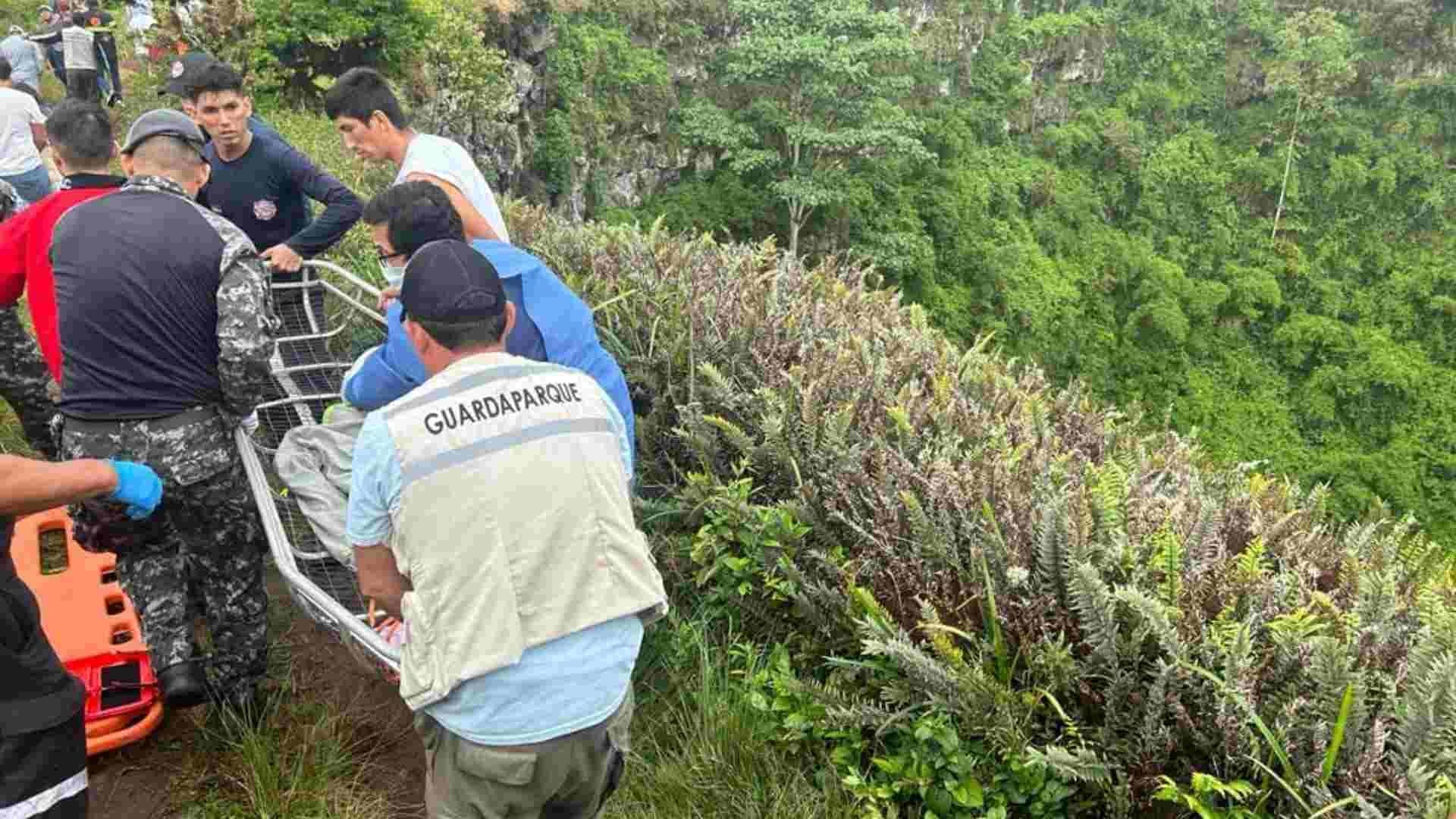 Niño de 8 Años Cae a Cráter Volcánico de las Islas Galápagos