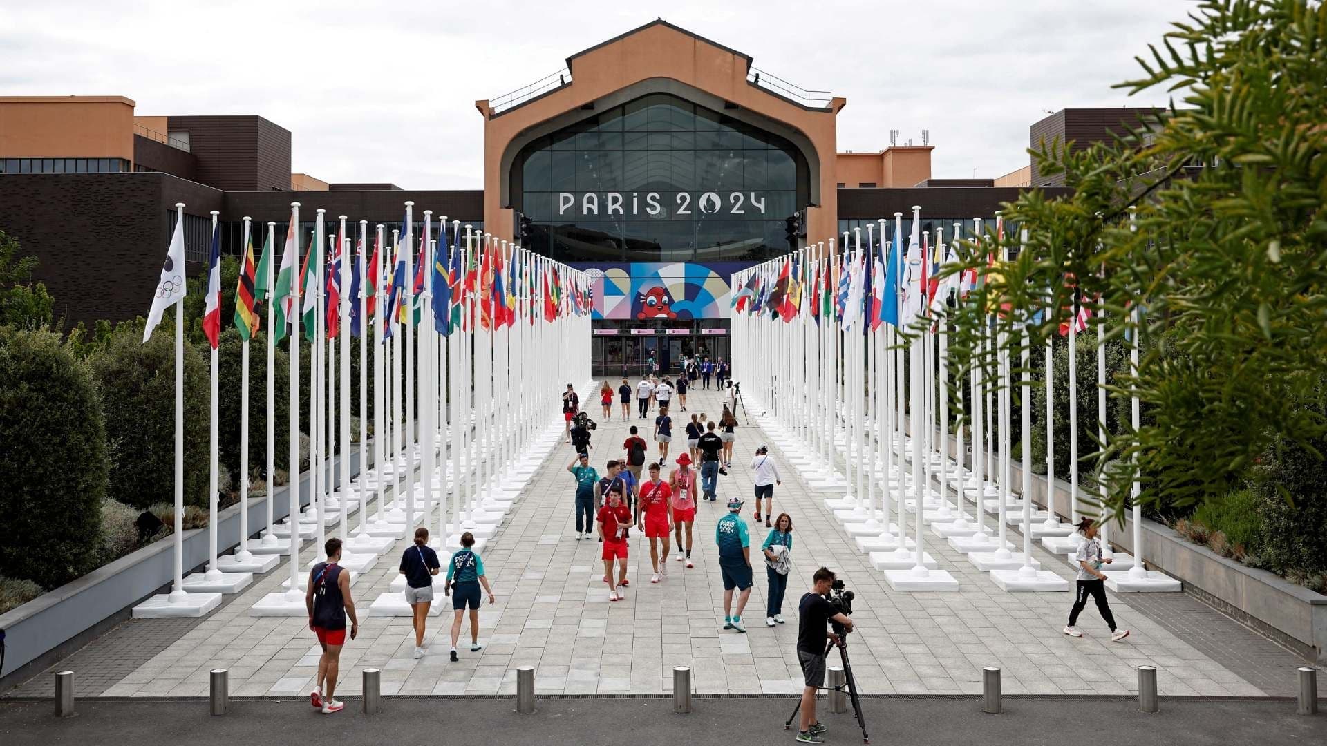 Arquera Ana Paula Vázquez Presume Kit de Bienvenida a Atletas en Villa Olímpica de París 2024