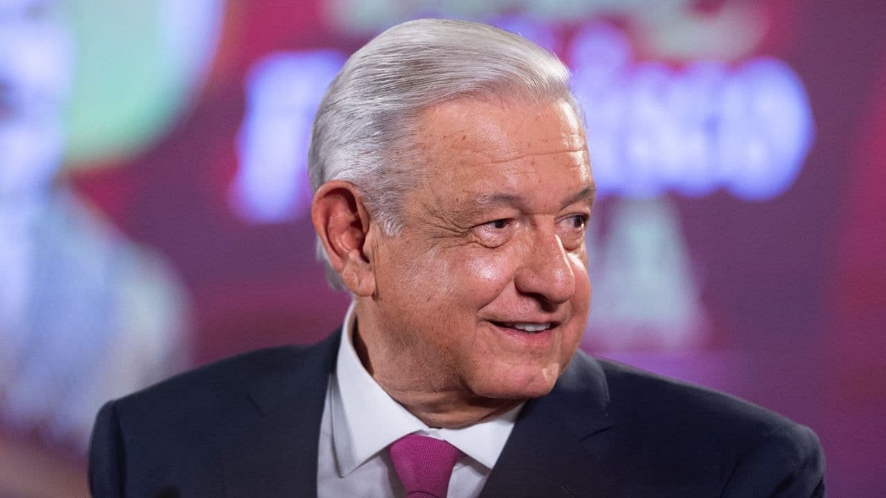 AMLO Pide ‘no Culpar a la Ligera’ tras Asesinato de Villavicencio Vinculado al Cártel de Sinaloa