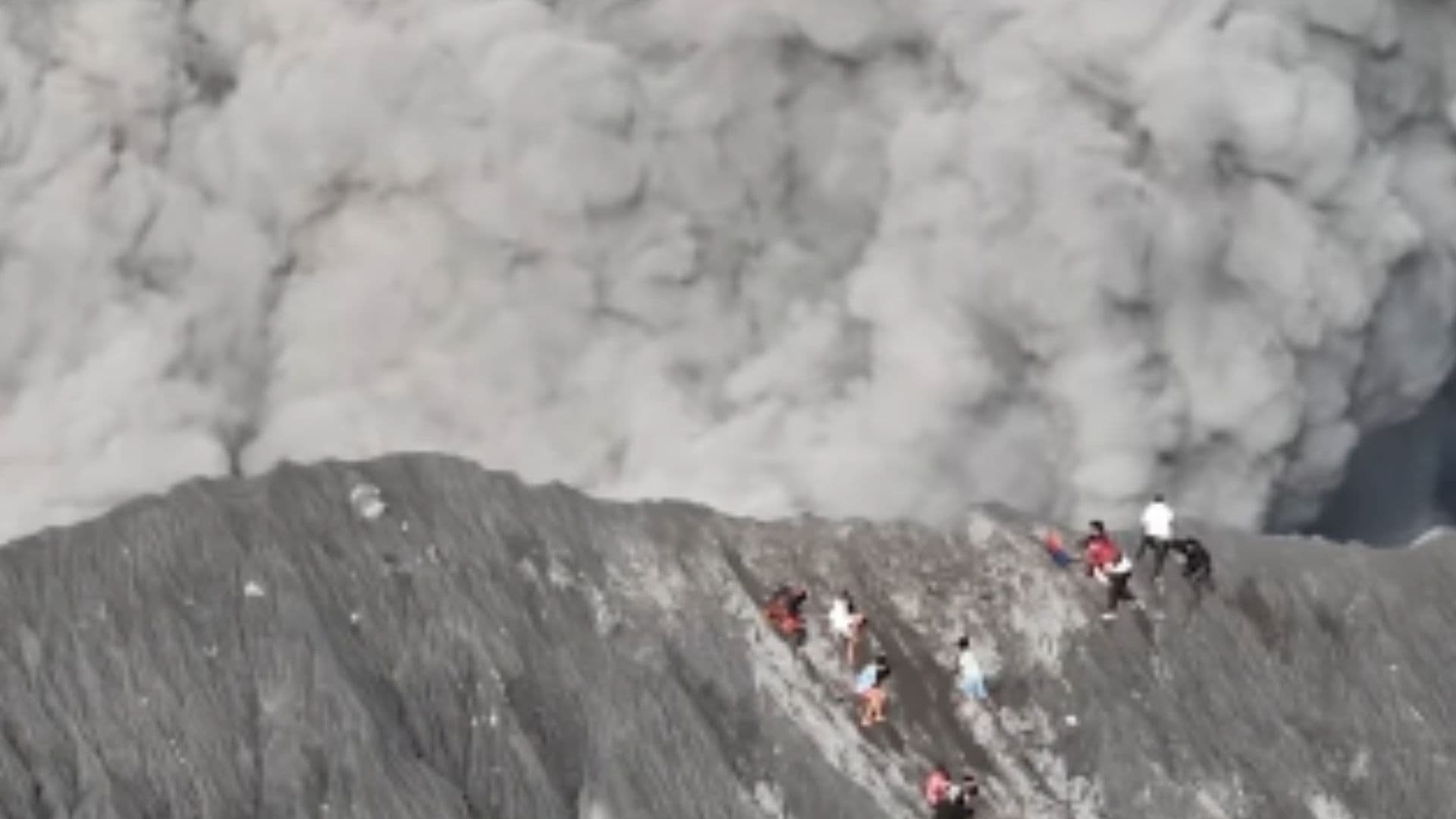 Video | Escaladores Huyen de Enorme Fumarola cuando Escalaban un Volcán