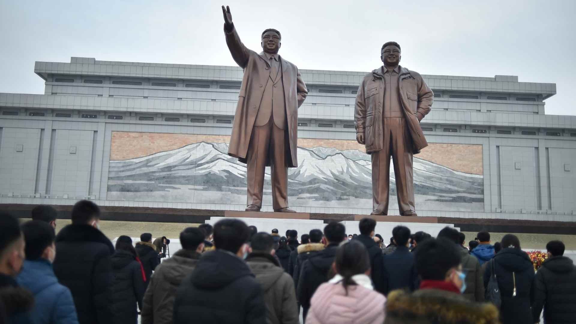 Pionyang Publica Libro de Obsequios a Kim Jong-il