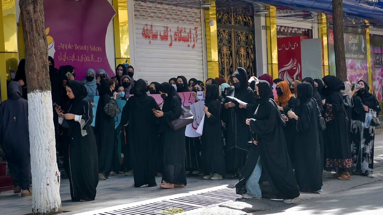 Afganas Protestan en Kabul contra Cierre de Salones de Belleza