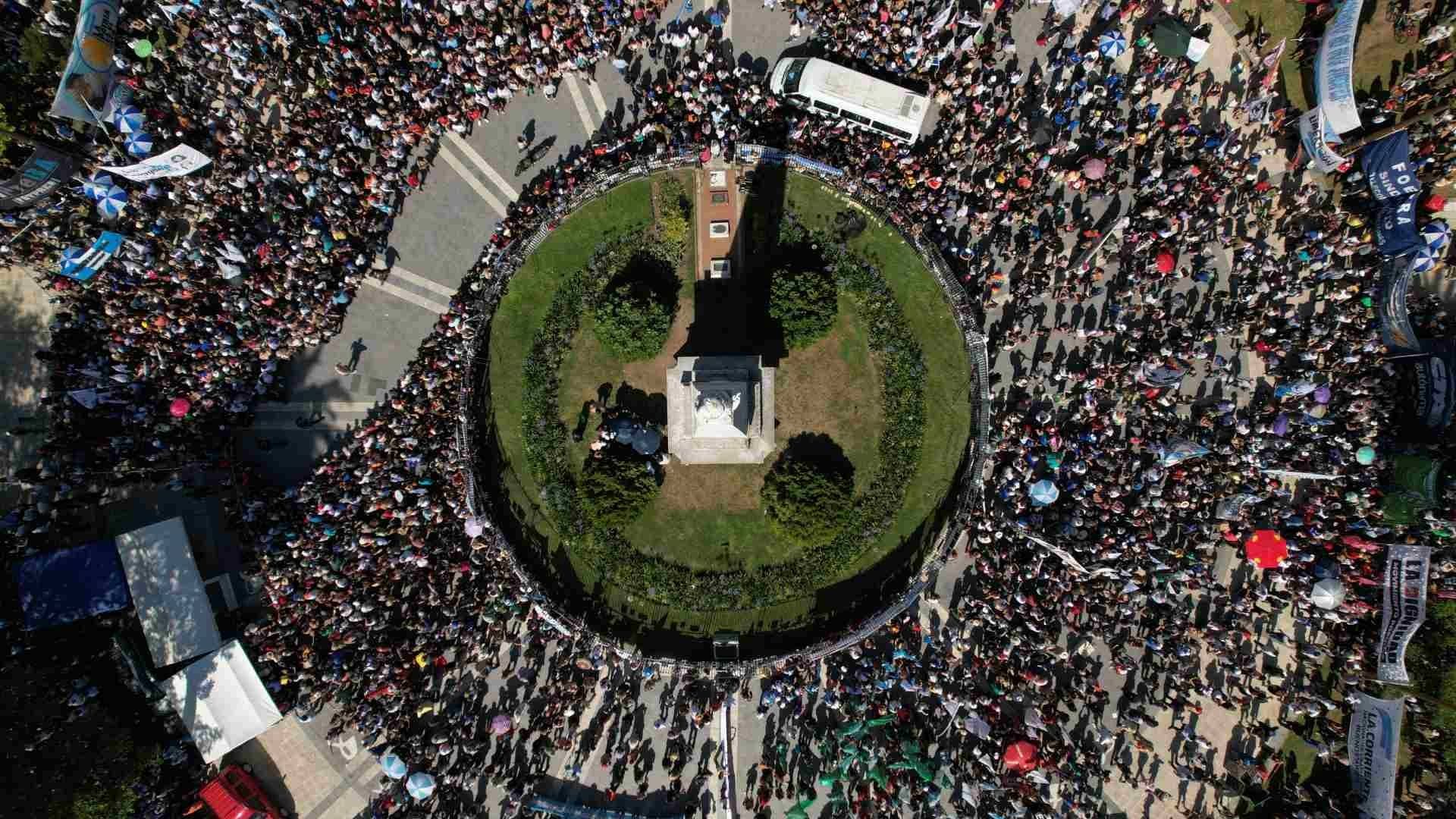 Miles Despiden a Líder de las Madres de la Plaza de Mayo