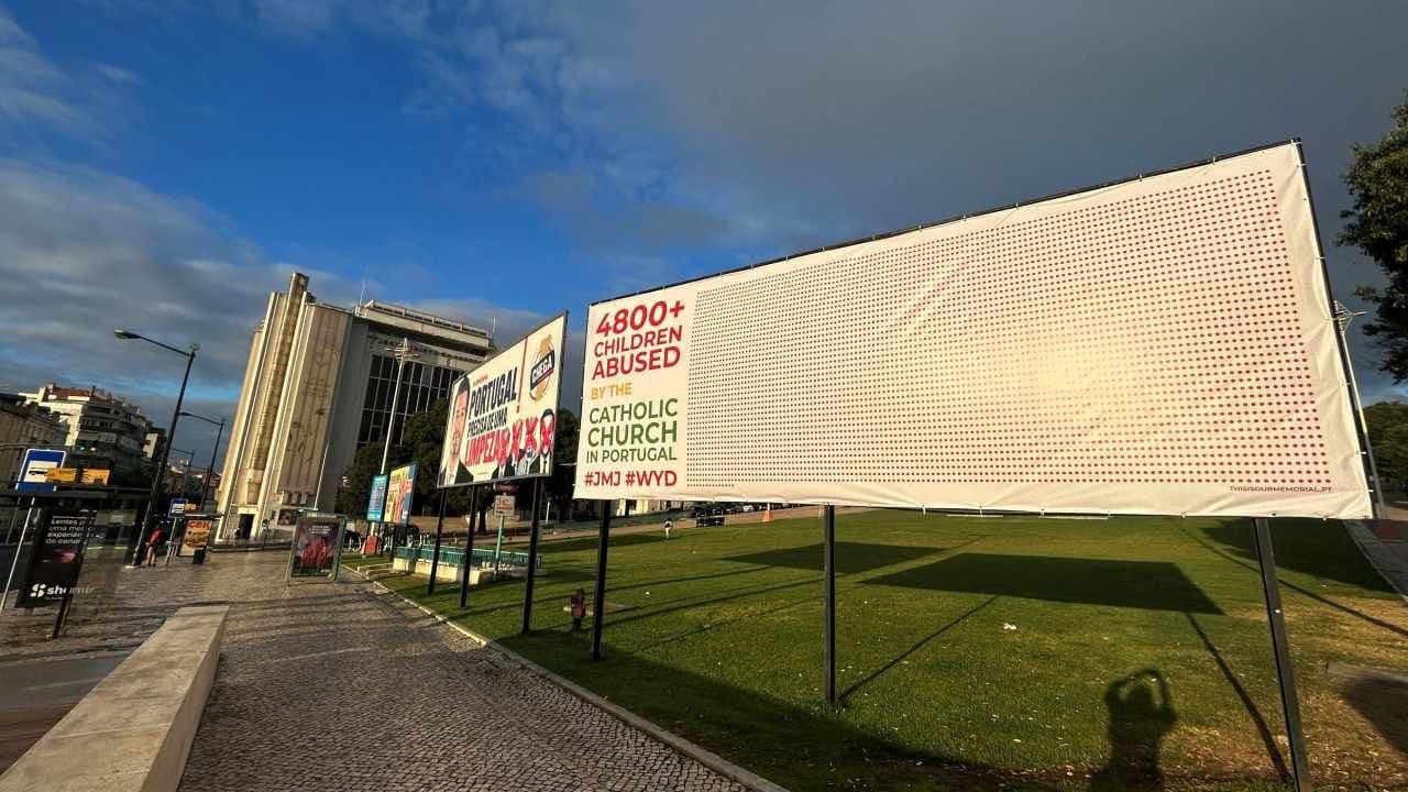 Ante Llegada del Papa a Lisboa, Denuncian con Mantas Abusos en la Iglesia
