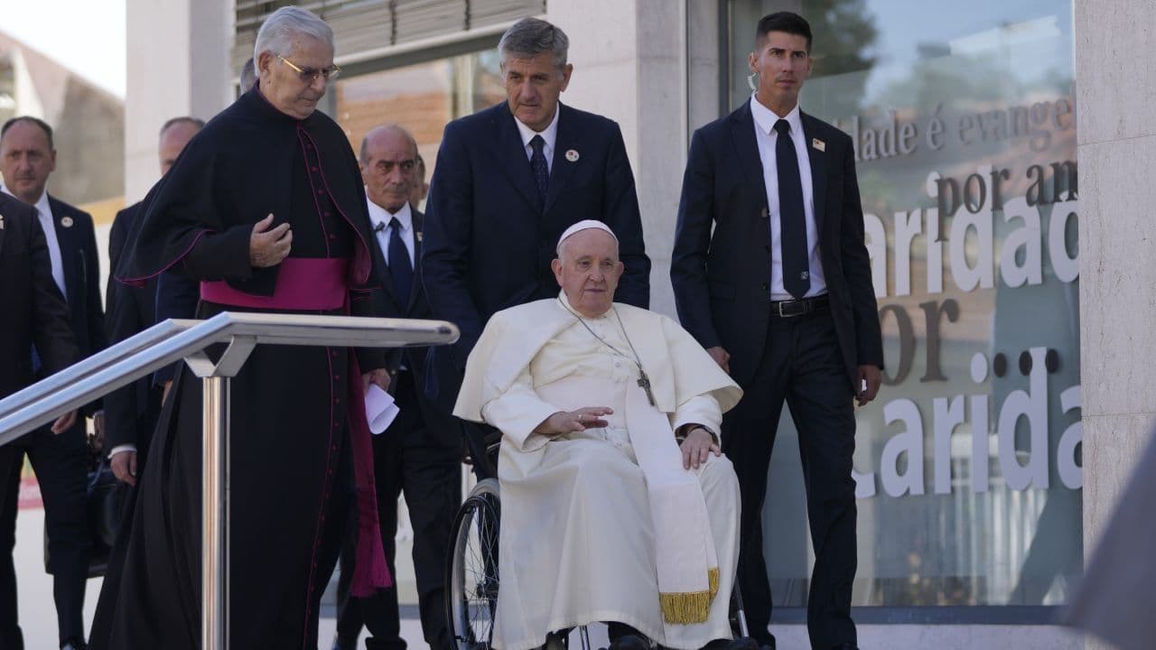 Papa Visita Centro de Caridad en Lisboa; Llama "A Ensuciarse las Manos"