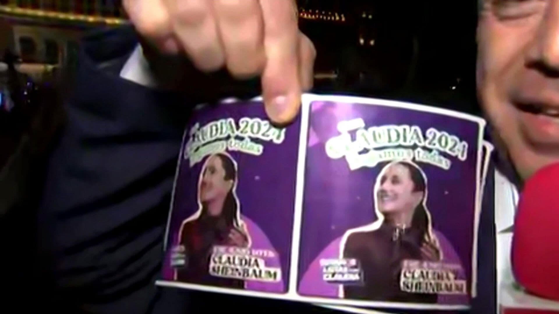 Distribuyen Calcomanías de Claudia Sheinbaum en Festejos de Zócalo Capitalino