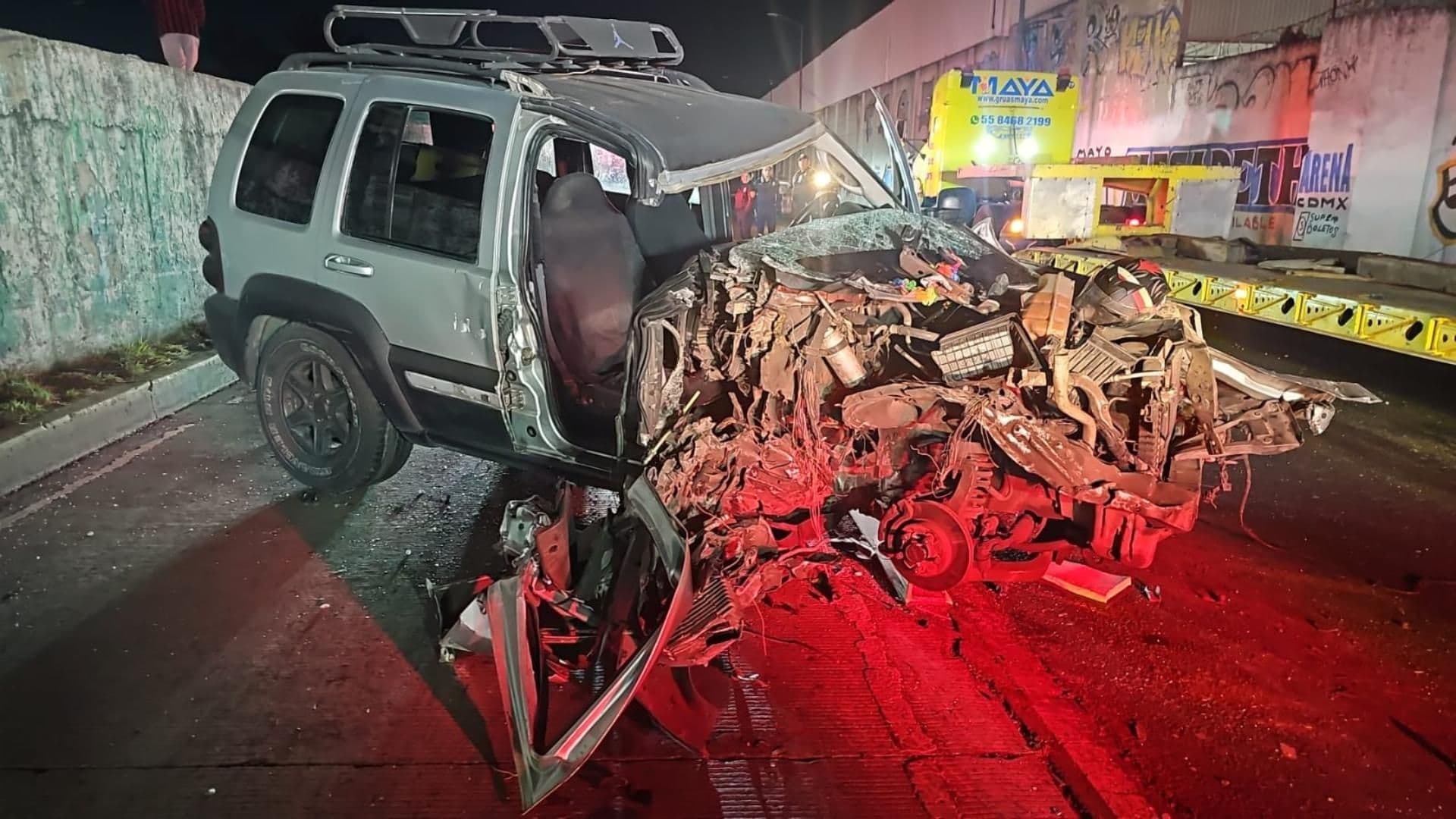 ¿Qué Pasó en Alcaldía Iztacalco? Reportan que Coche Quedó Destruido en Canal de Río Churubusco