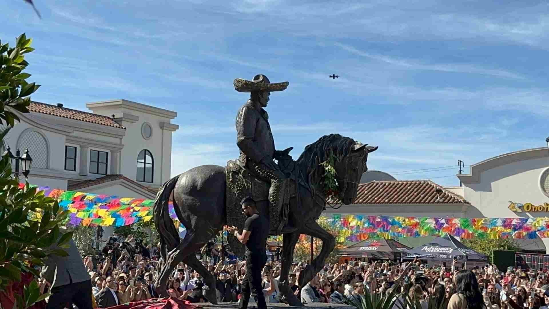 ¡Sigue Siendo el Rey! Develan Estatua de Vicente Fernández