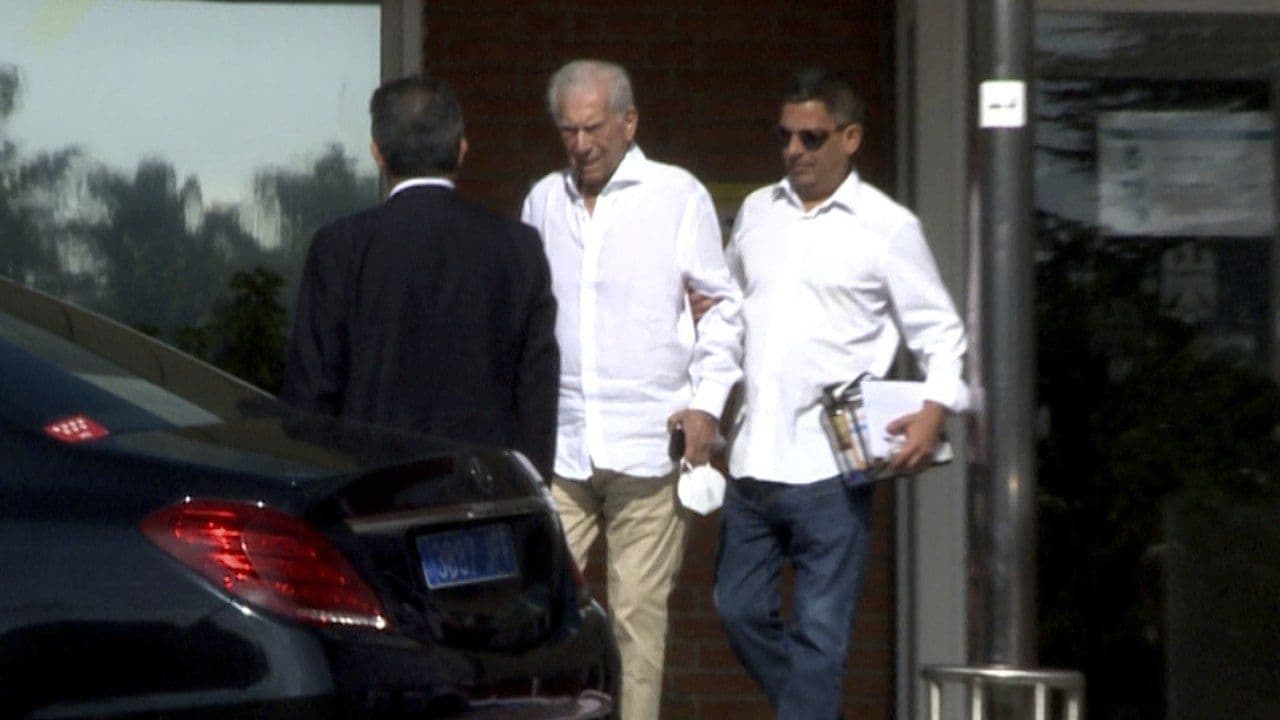 Vargas Llosa Sale del Hospital tras Recuperarse de COVID