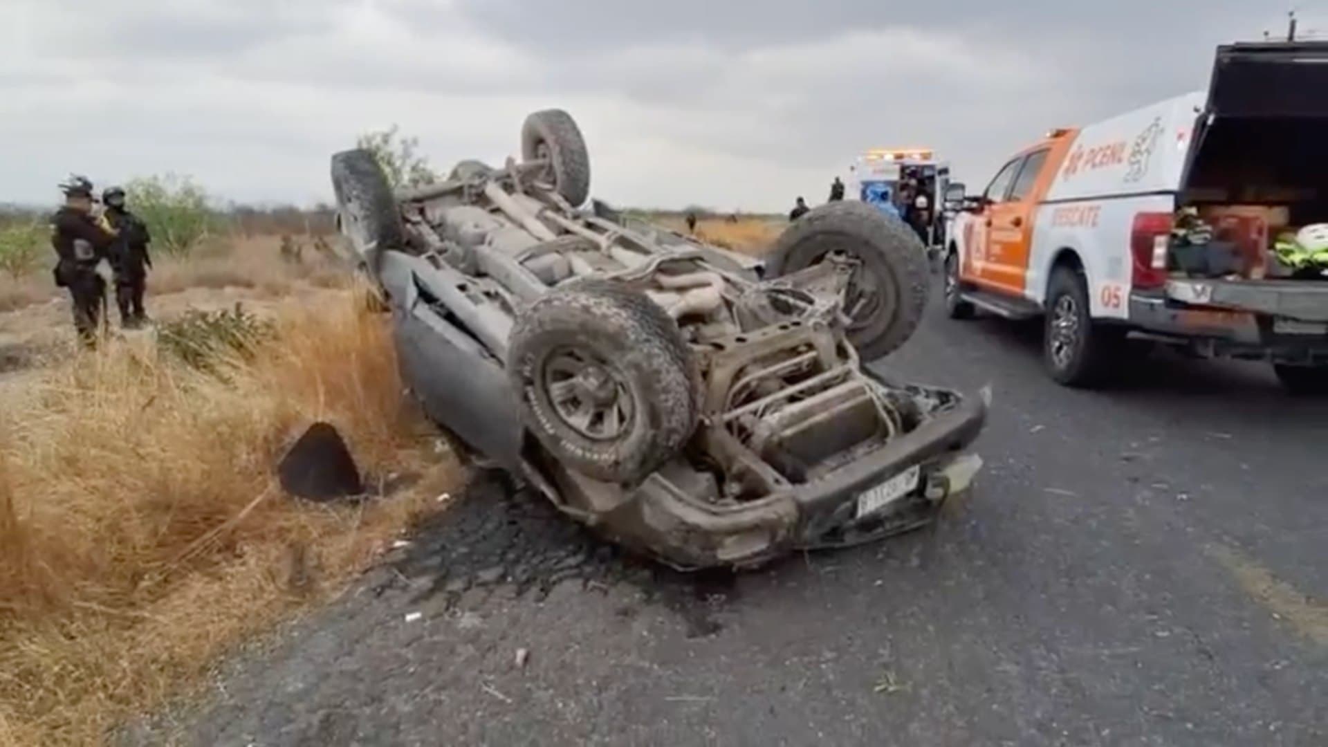 Mueren Hermanos y Menor Resulta Lesionada al Volcar en Carretera en Bustamante, Nuevo León