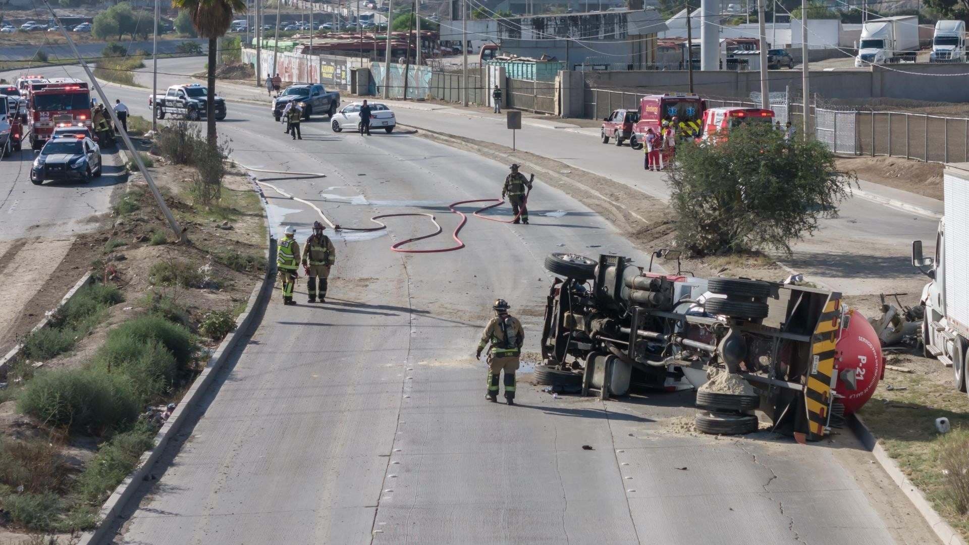 Vuelca Pipa con Gasolina Sobre Carretera Salina Cruz–Huatulco