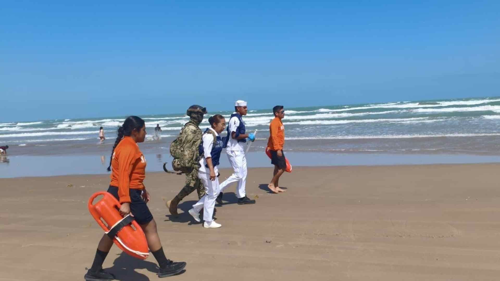 Personal Naval Rescata a Dos Turistas en Playa Mezquital, Matamoros