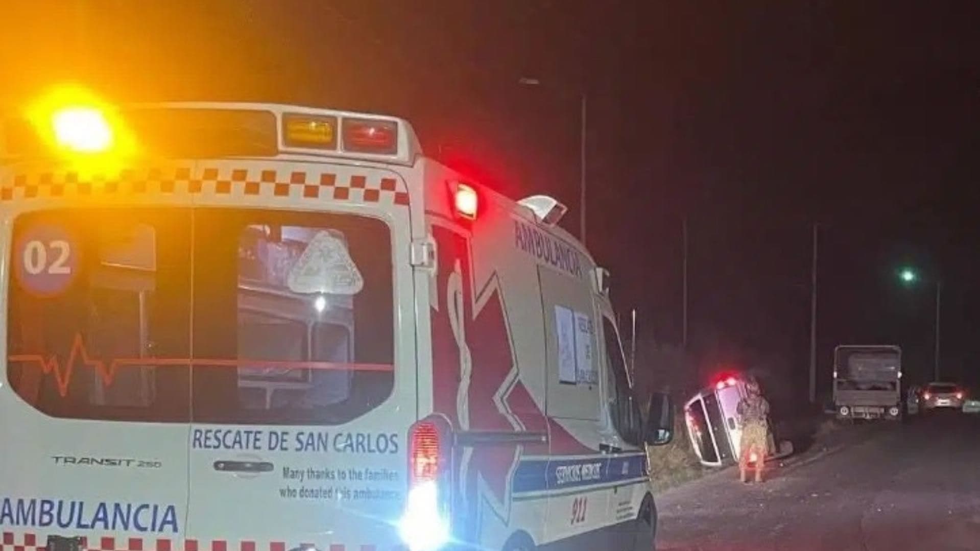 Joven Resulta Lesionado tras Volcar Vehículo por Presunto Exceso de Velocidad en San Carlos
